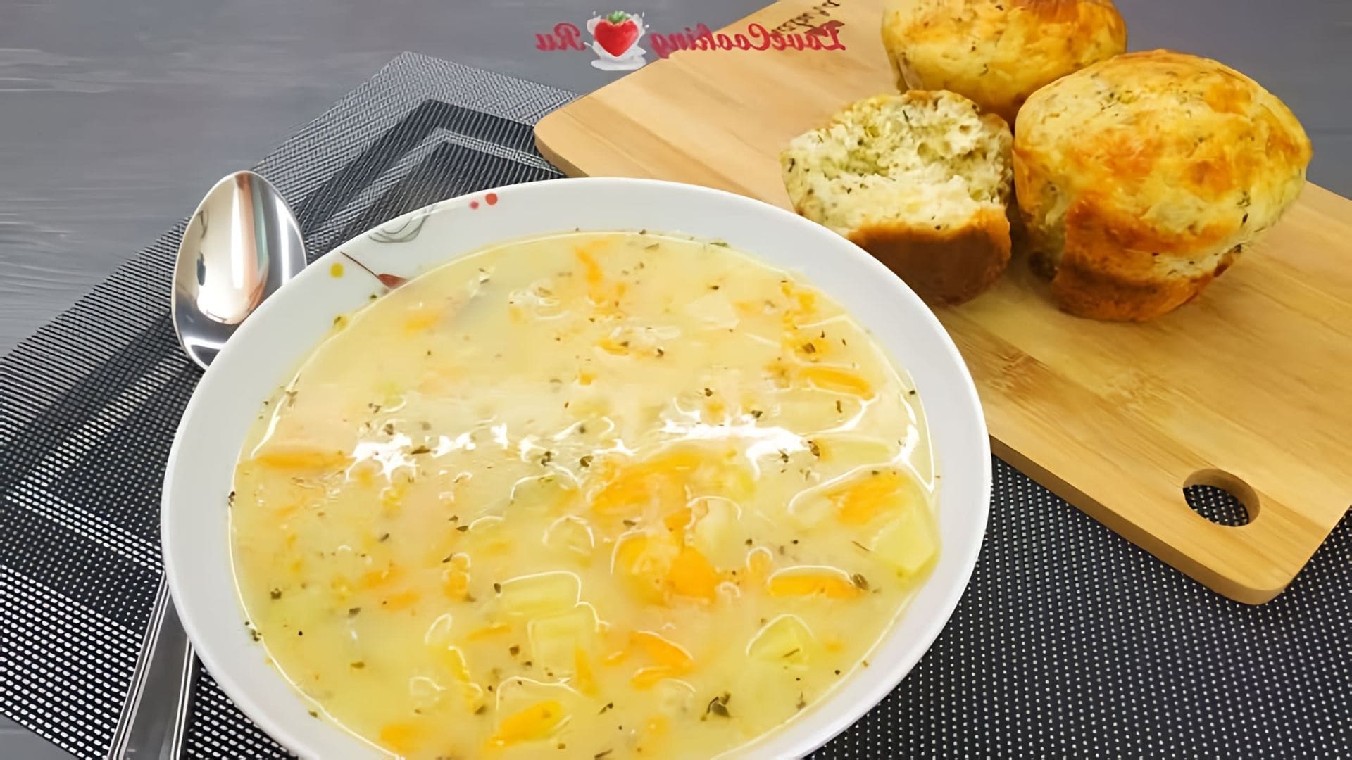 "Сырбушка - овощной суп на молочной сыворотке" - это видео-ролик, который демонстрирует процесс приготовления вкусного и полезного овощного супа на основе молочной сыворотки