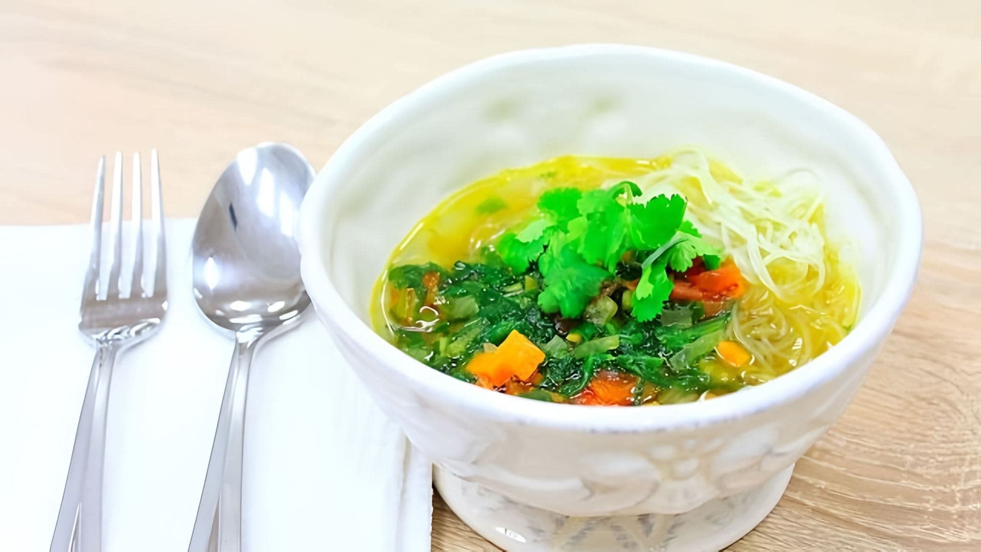 В этом видео демонстрируется процесс приготовления куриного супа с овощами и рисовой лапшой фунчозы