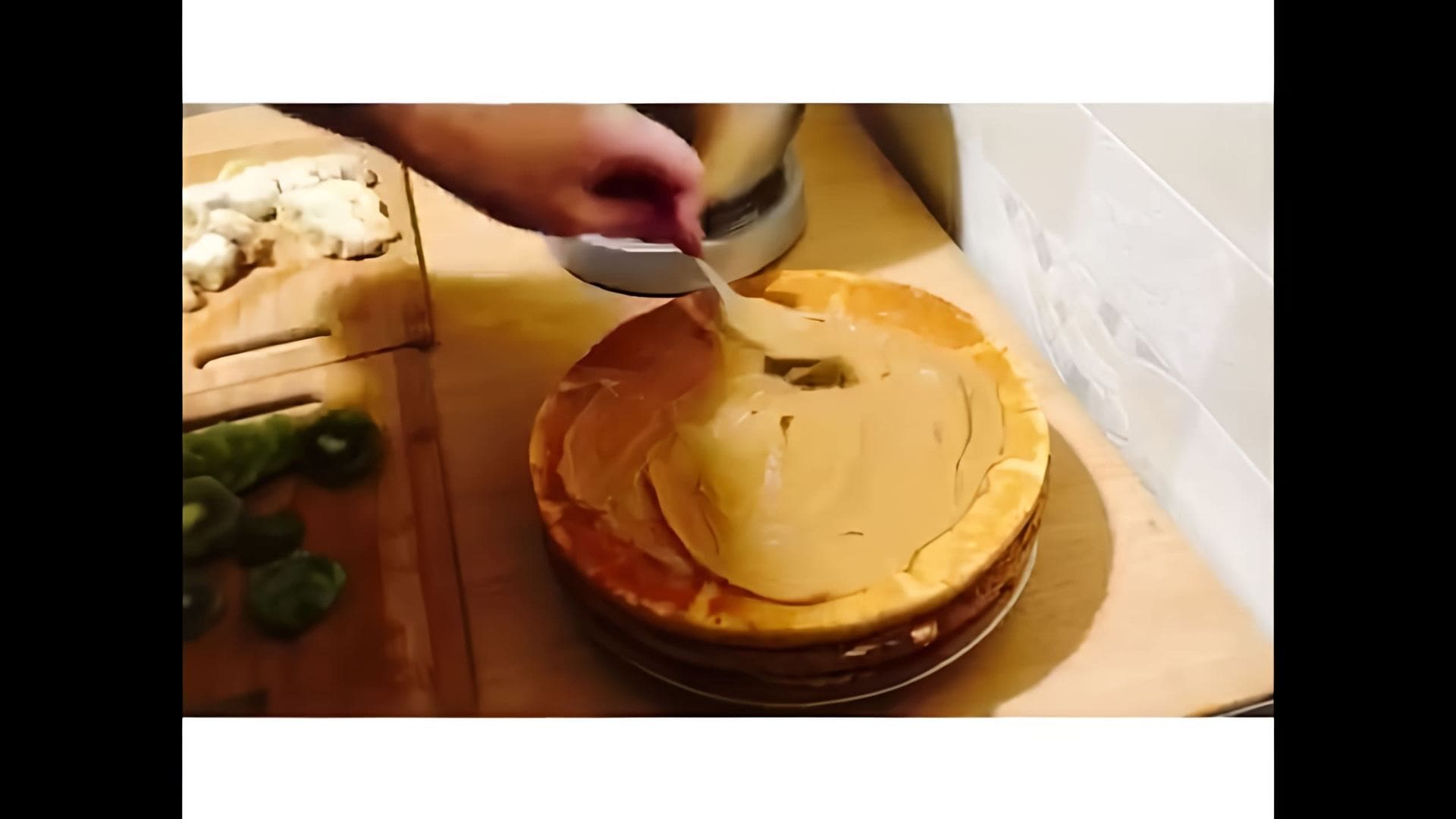 В этом видео-ролике вы увидите, как приготовить домашний торт с киви и бананами