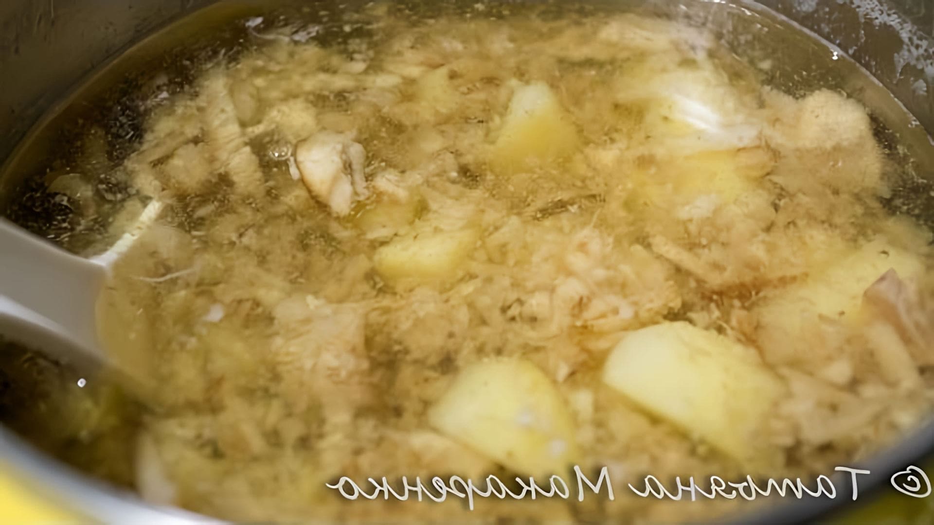 В этом видео демонстрируется процесс приготовления груздянки - грибного супа из груздей