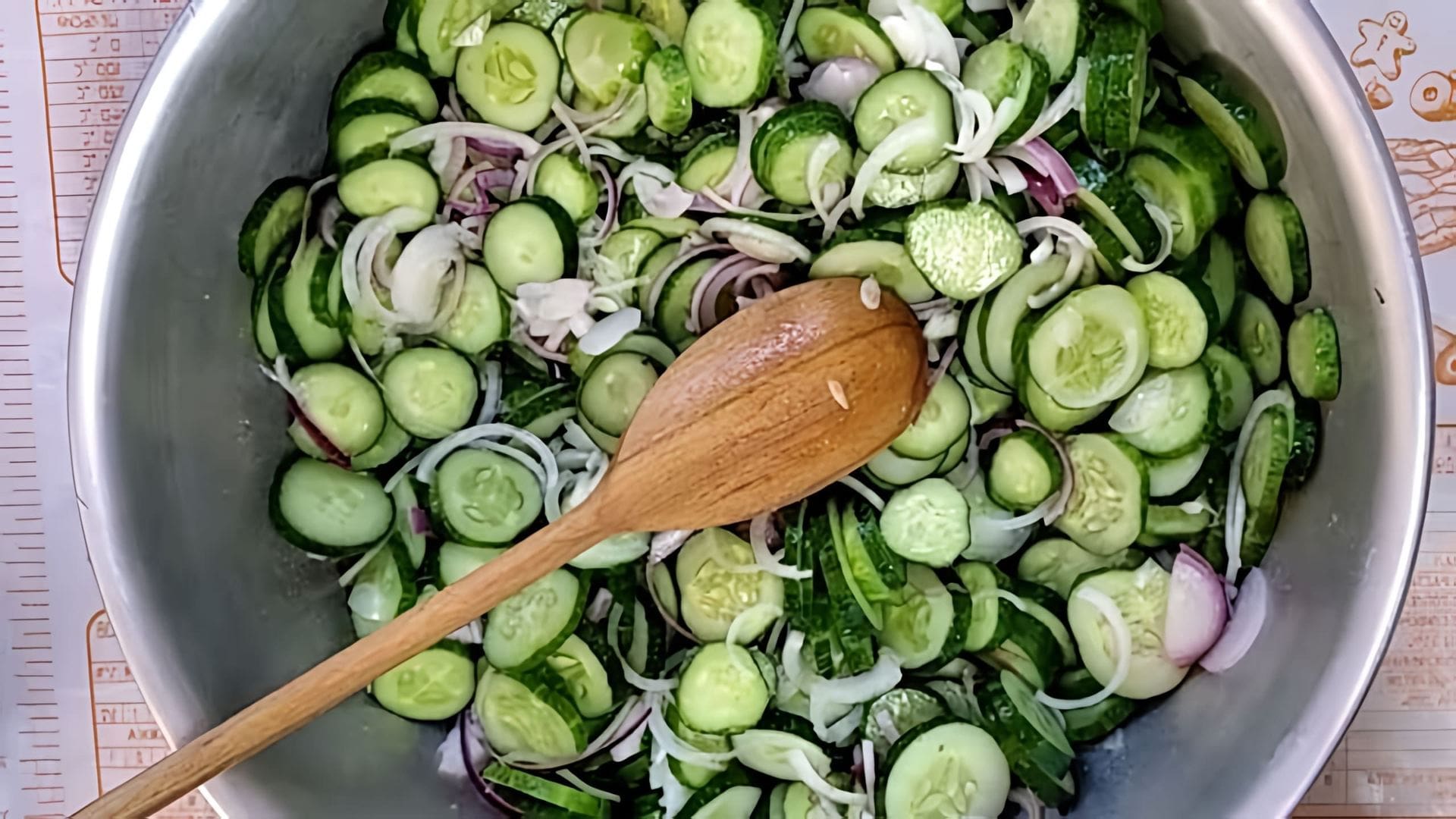 Видео как приготовить огуречный салат, который можно сохранить на зиму