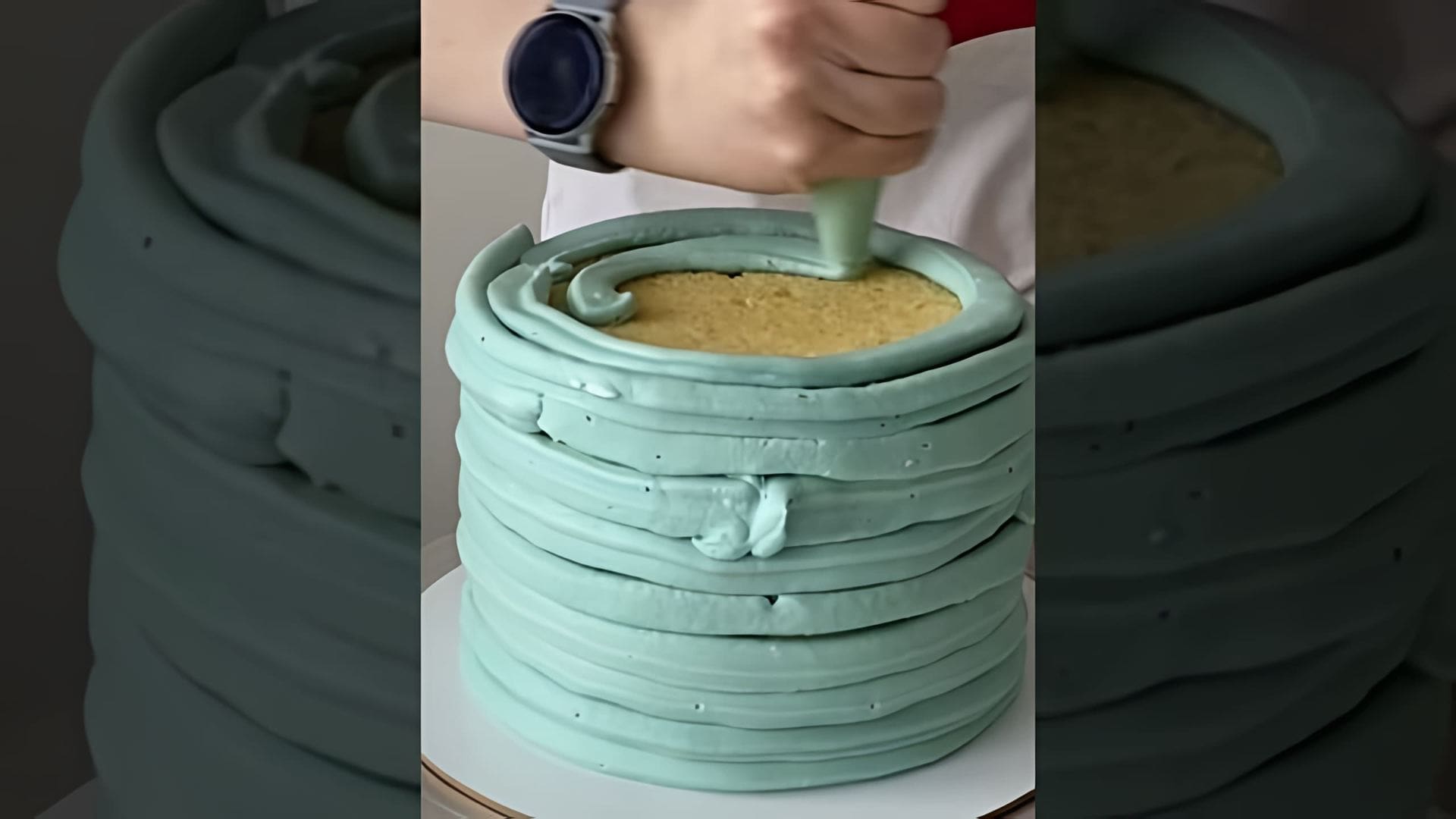В этом видео девушка рассказывает о том, как она готовила торт на первый день рождения своего сына