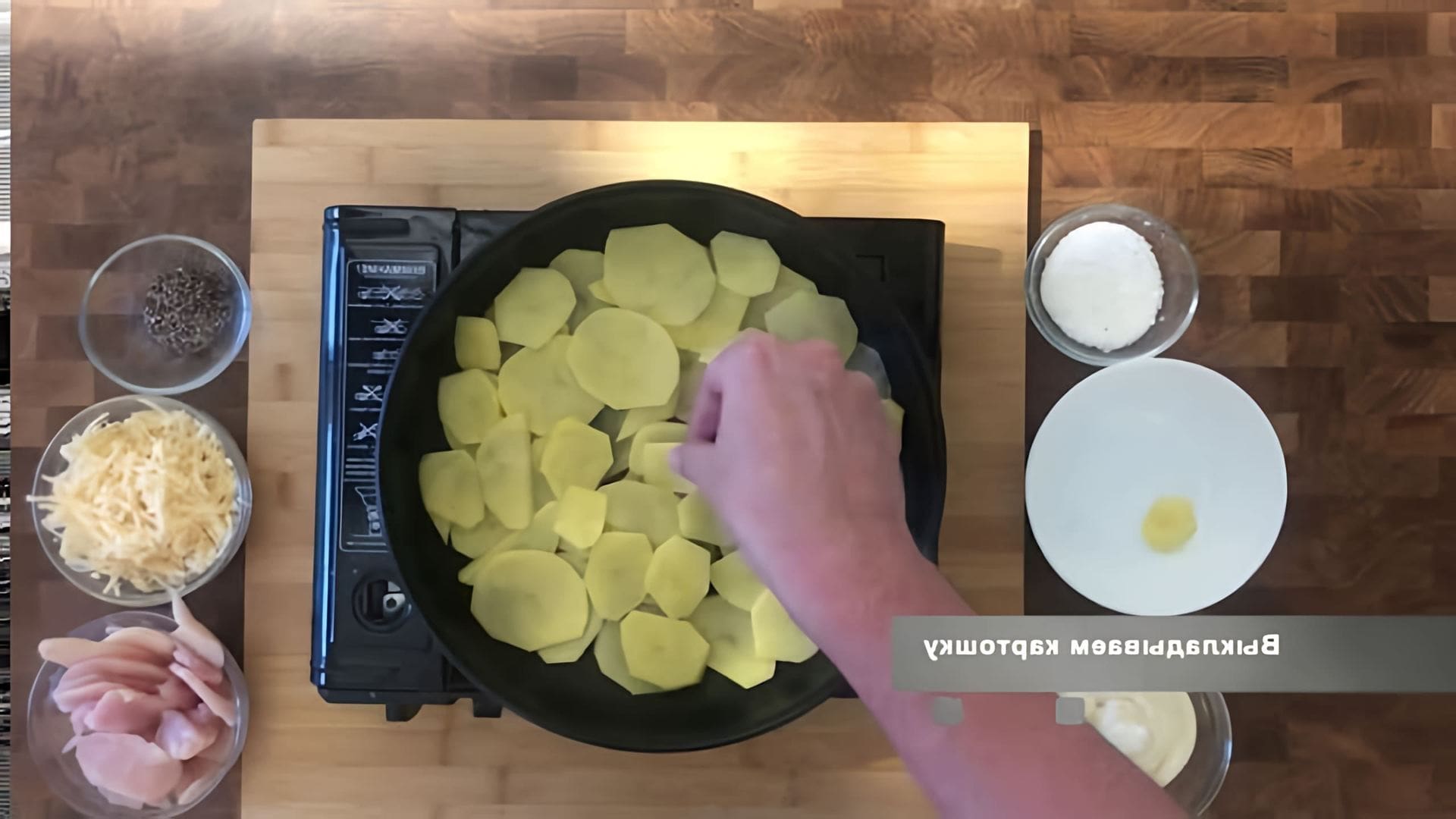 В этом видео-ролике демонстрируется процесс приготовления мяса по-французски на сковороде