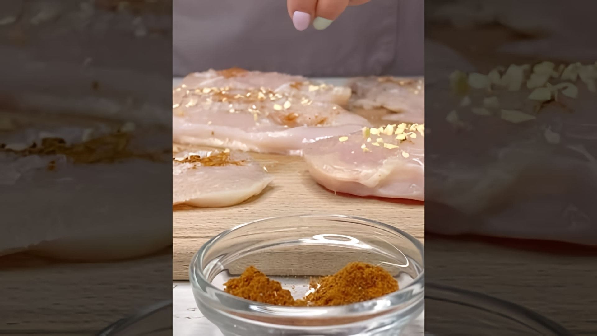 В этом видео демонстрируется рецепт приготовления капусты с мясом в духовке
