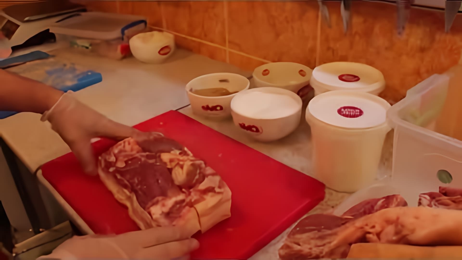 В этом видео демонстрируется процесс приготовления бекона с использованием нитритной соли и цветной соли