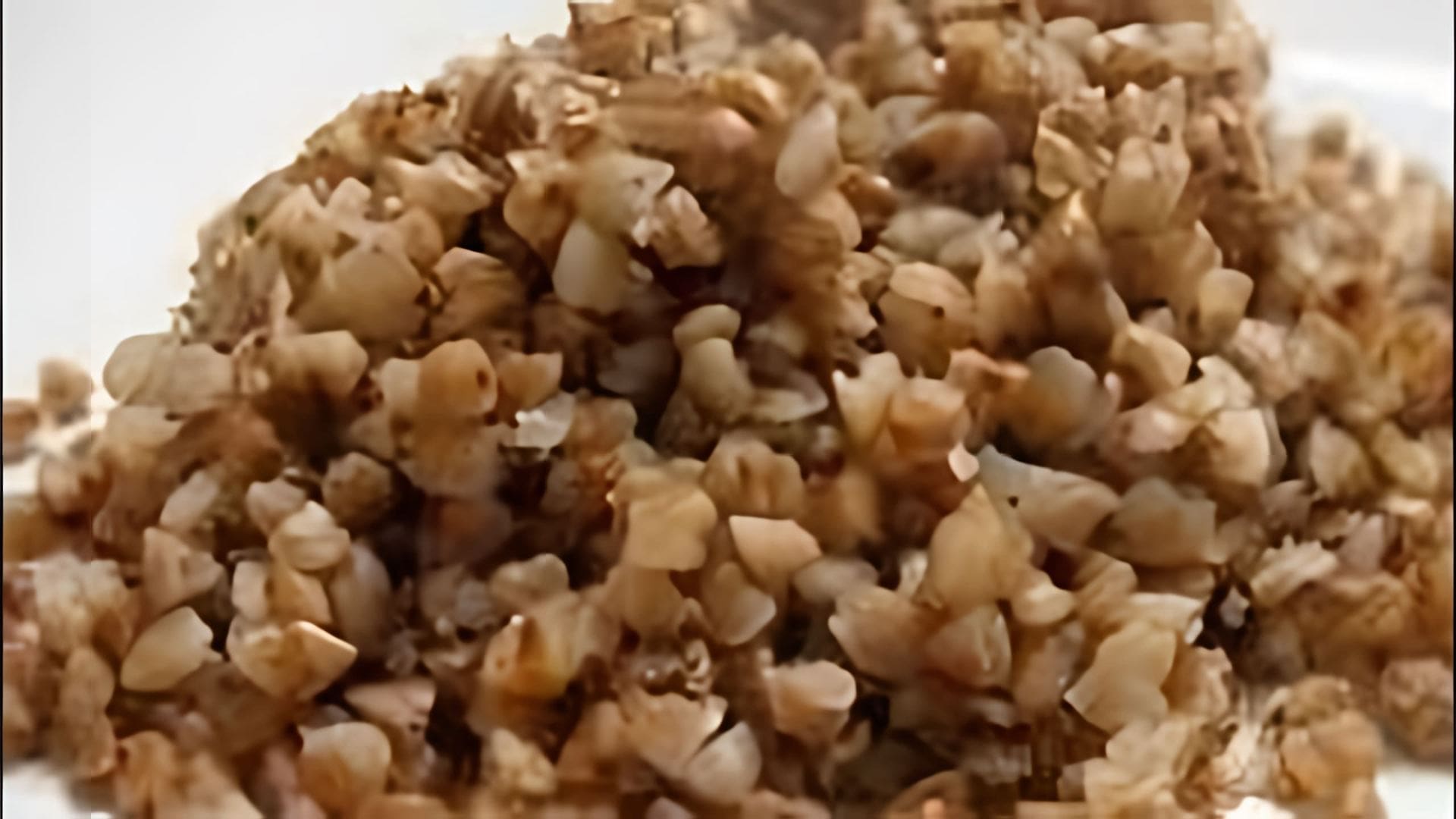 В этом видео демонстрируется простой и быстрый способ приготовления гречневой каши без варки