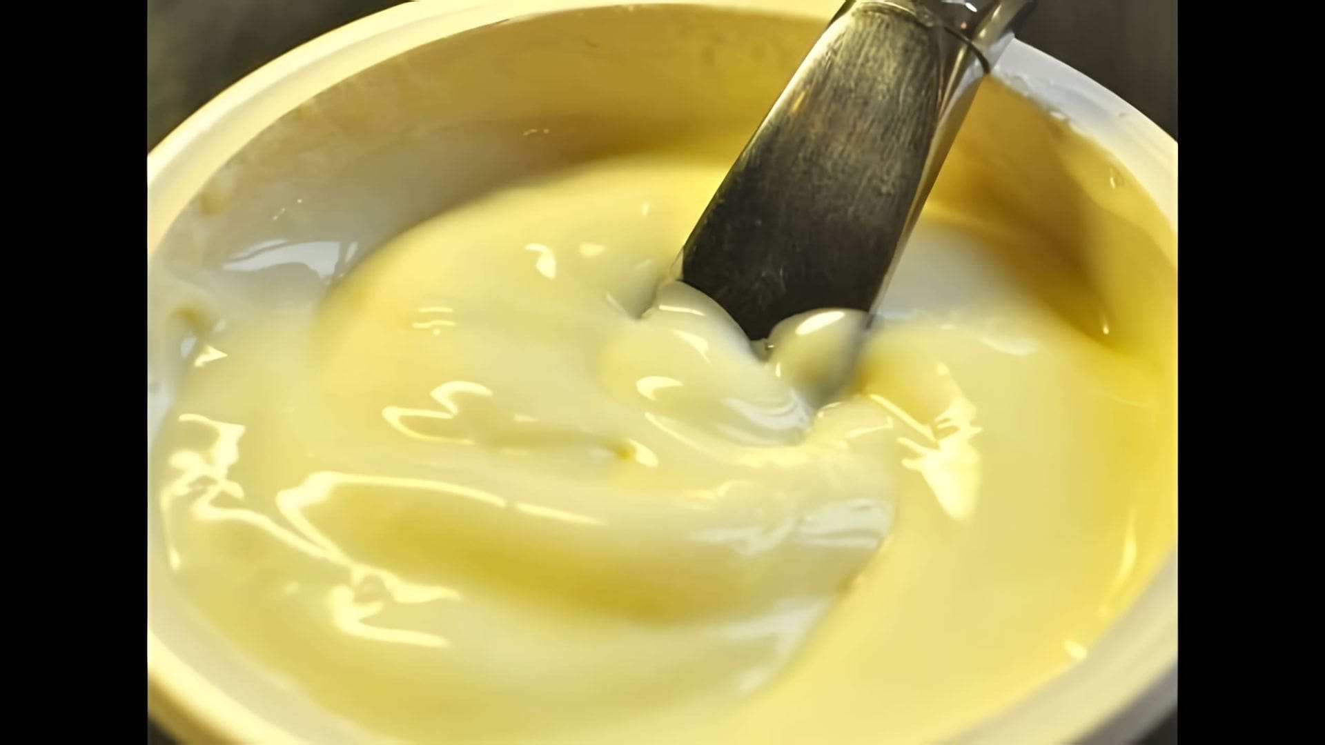В этом видео демонстрируется процесс приготовления плавленого сыра в домашних условиях