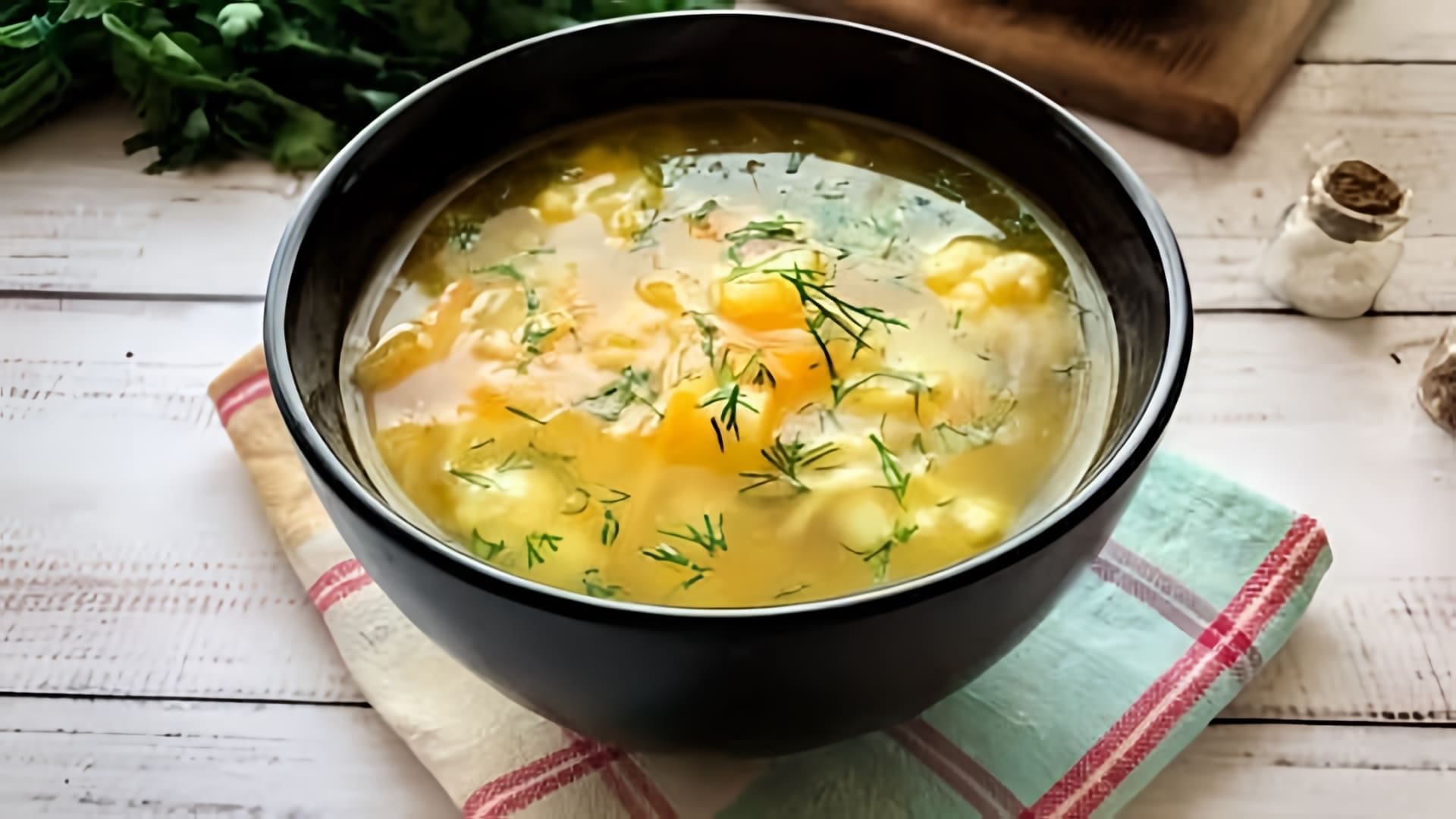 В этом видео демонстрируется рецепт приготовления вкусного овощного супа из цветной капусты с вермишелью