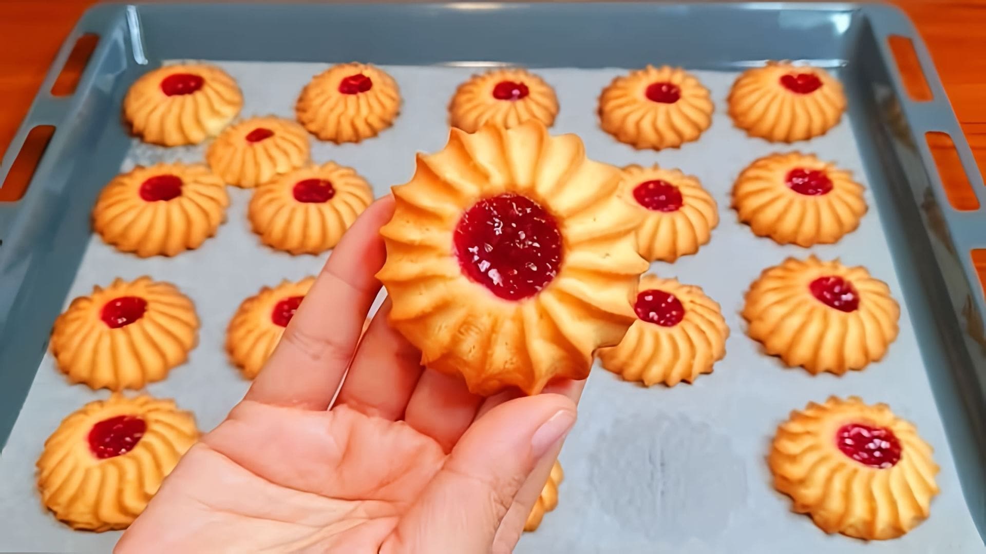 В этом видео демонстрируется процесс приготовления печенья "Курабье"