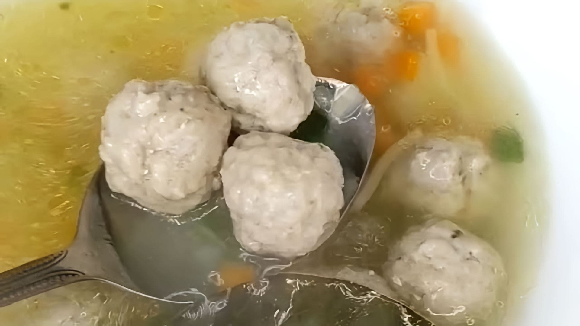 В этом видео демонстрируется процесс приготовления супа с фрикадельками