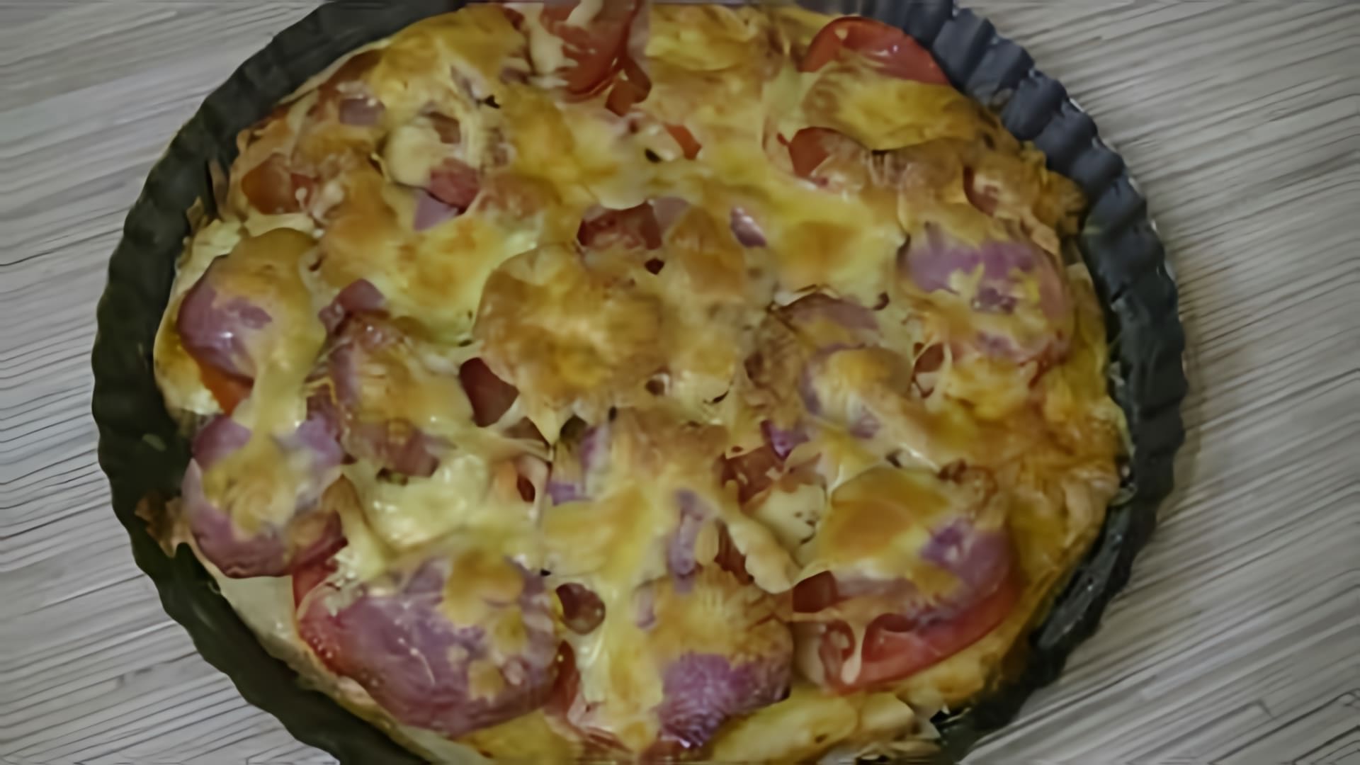В этом видео-ролике вы увидите, как приготовить вкусную королевскую пиццу на хлебе в духовке