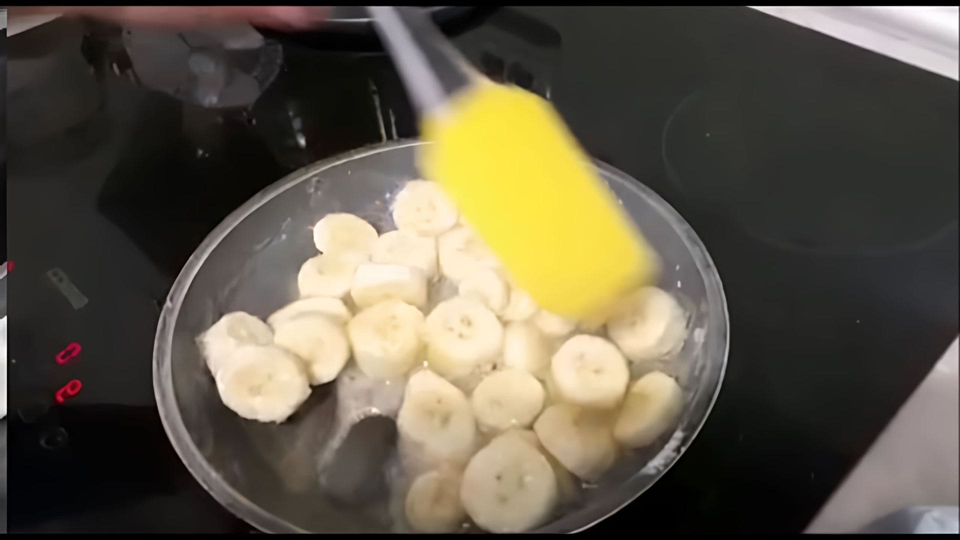 В этом видео-ролике Катюша демонстрирует процесс приготовления бананов в сахаре