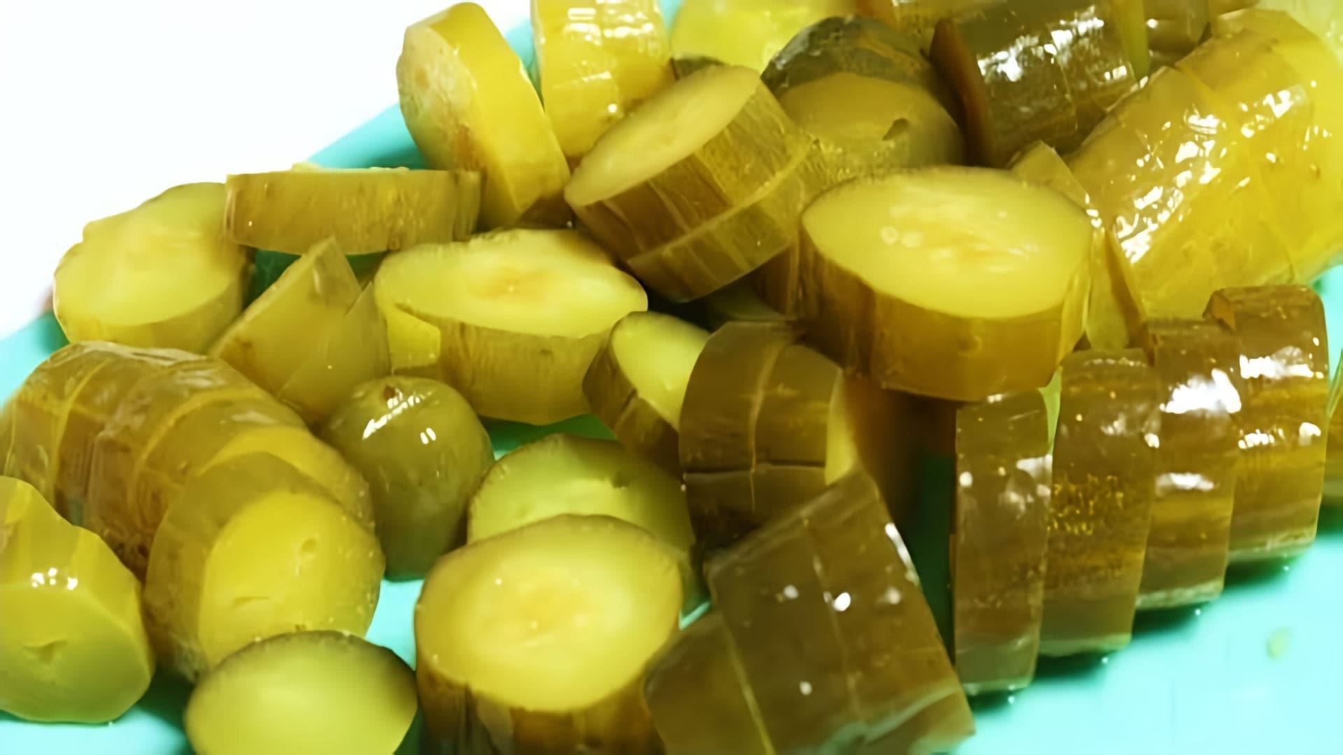 В этом видео демонстрируется процесс приготовления соленых огурцов холодным способом