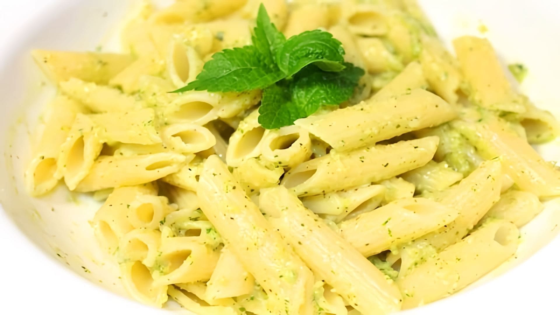 В данном видео демонстрируется рецепт итальянского соуса для макарон