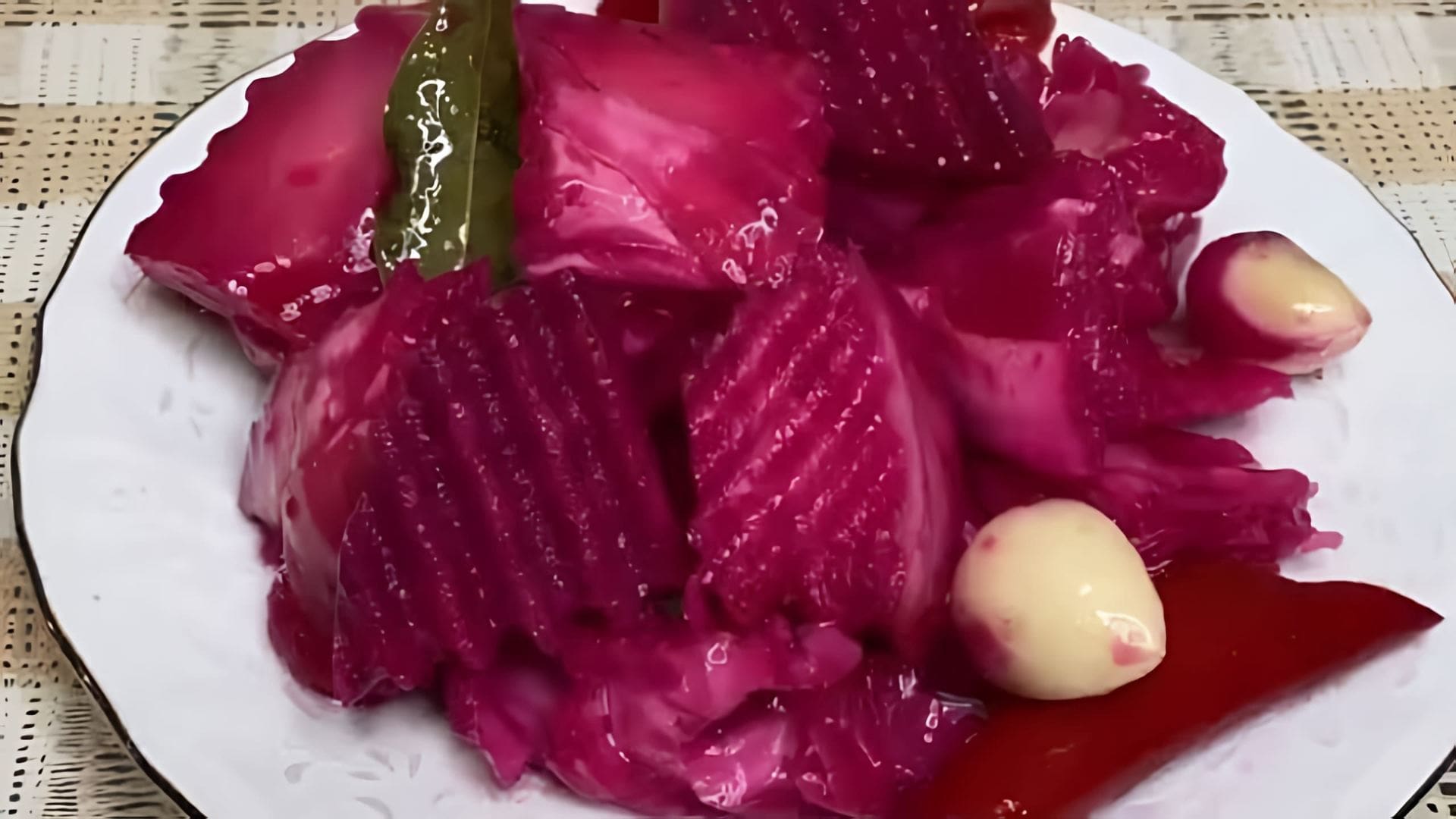Маринованная капуста со свёклой "Пелюстка" - это вкусное и полезное блюдо, которое можно приготовить в домашних условиях