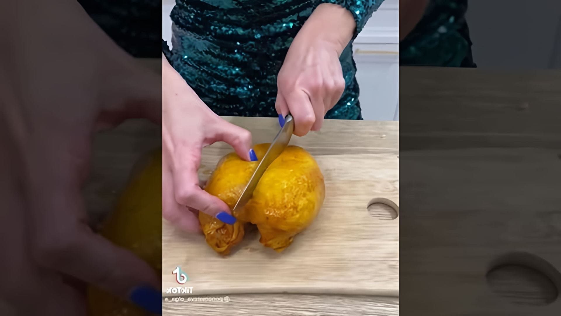 В этом видео демонстрируется рецепт приготовления салата "Подсолнух" для новогоднего стола
