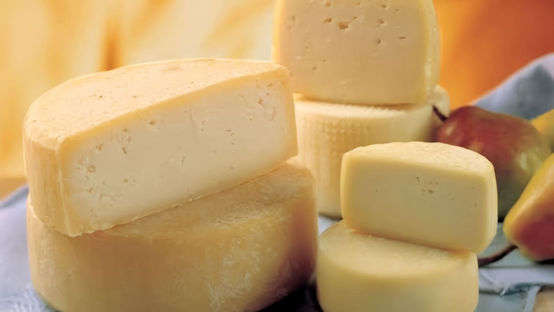 В данном видео Наталья демонстрирует процесс приготовления российского сыра из козьего молока