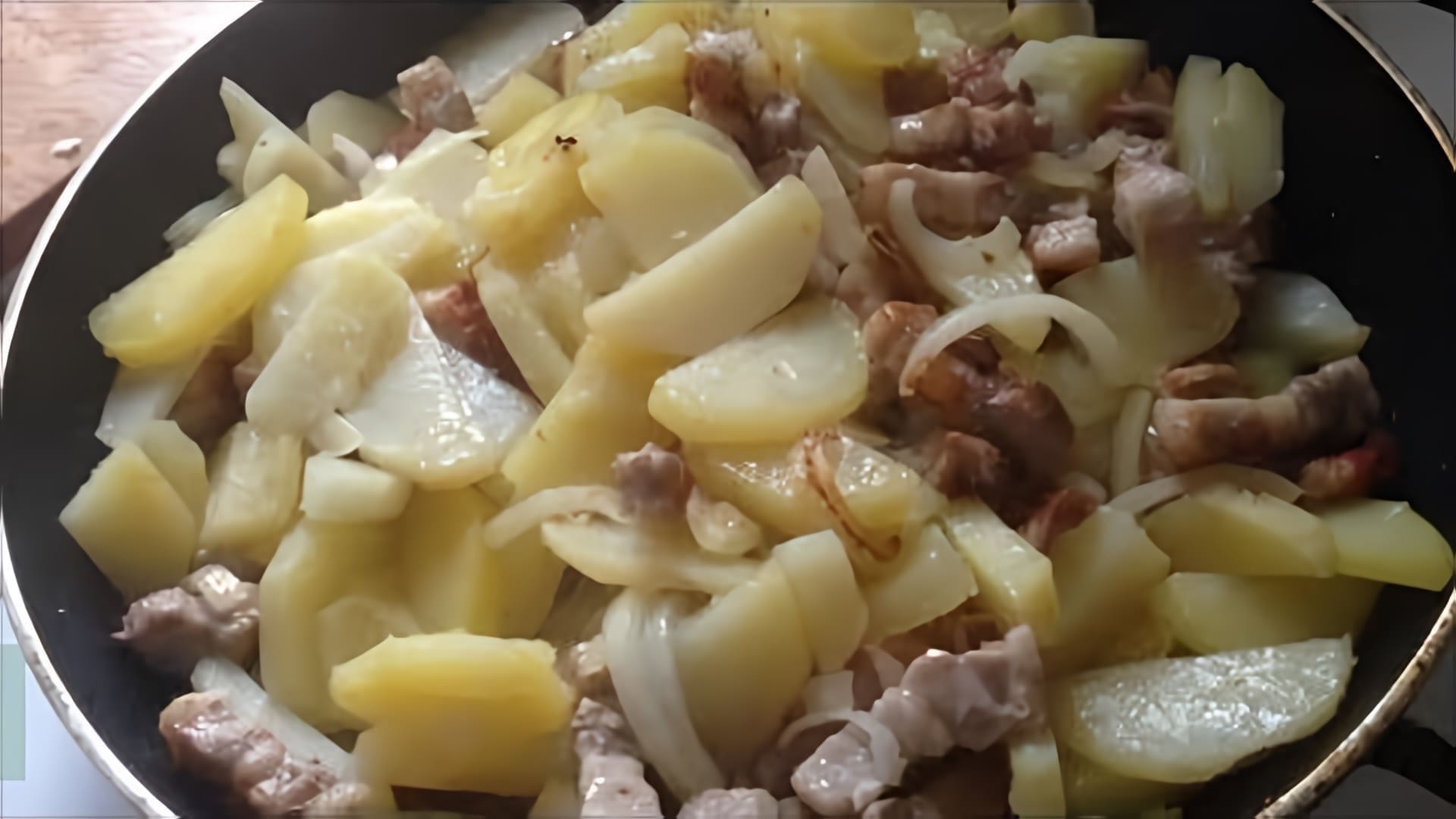 В этом видео-ролике будет представлен кулинарный рецепт приготовления второго блюда - жареной картошки с грудинкой