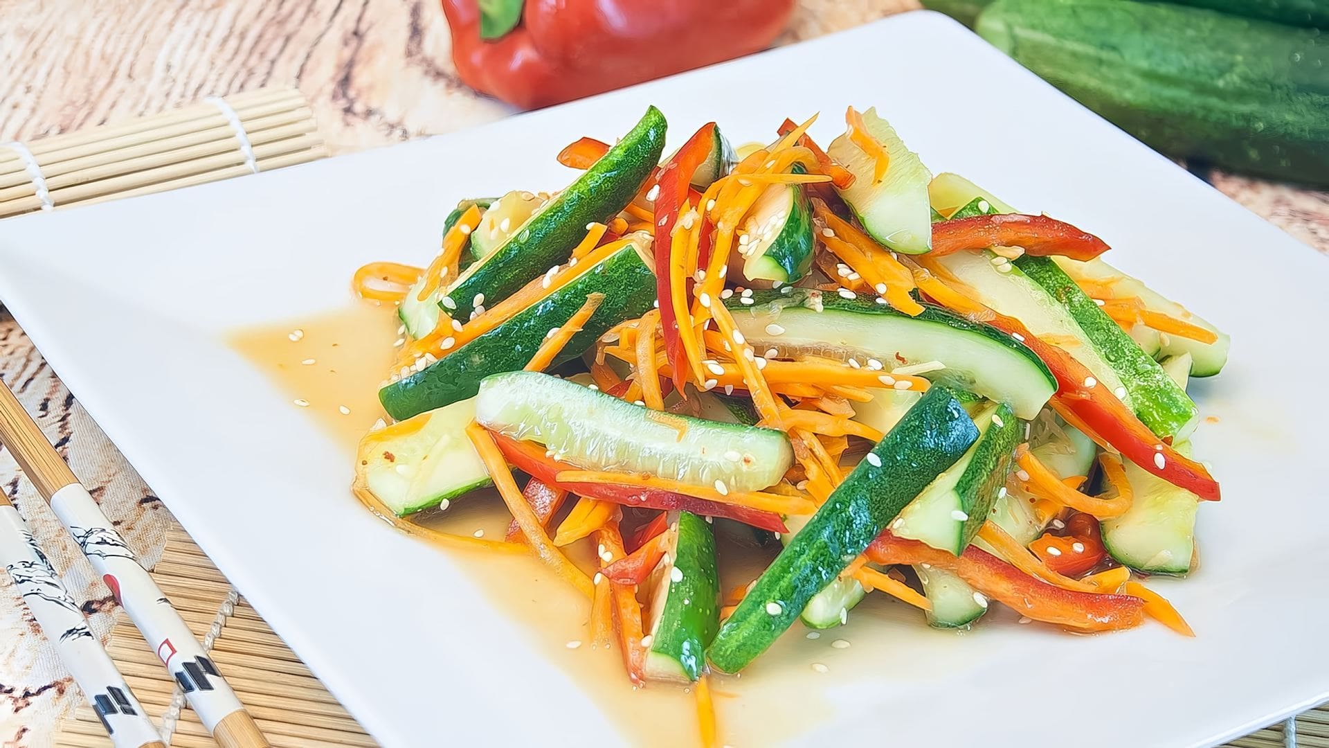 Фунчоза с морковью по-корейски. Салат из сердца с морковью и луком. Салат из огурцов свежих по корейски. Корейский салат из огурцов. Салат морковный с кунжутом.