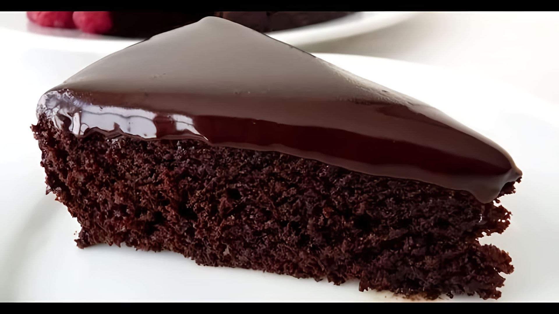 В этом видео демонстрируется рецепт шоколадного манника, который готовится в мультиварке
