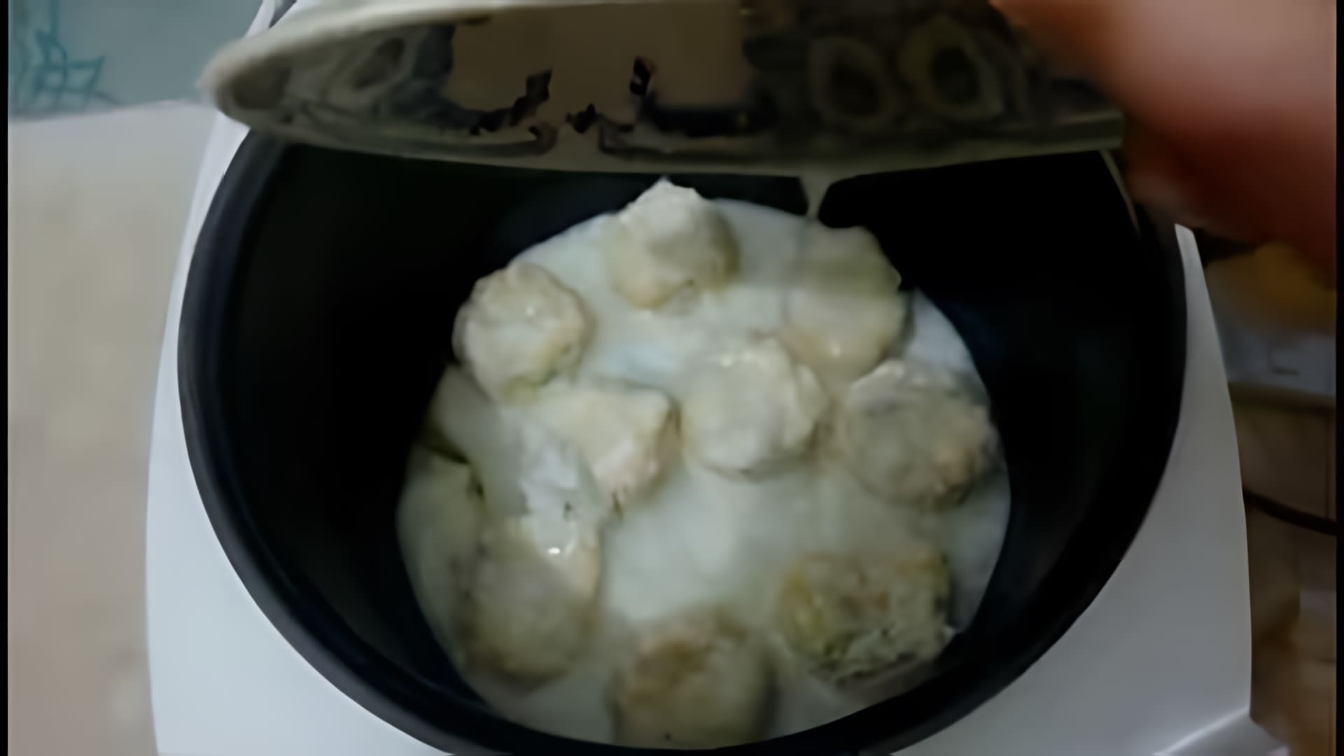 В этом видео демонстрируется рецепт приготовления сырников в мультиварке