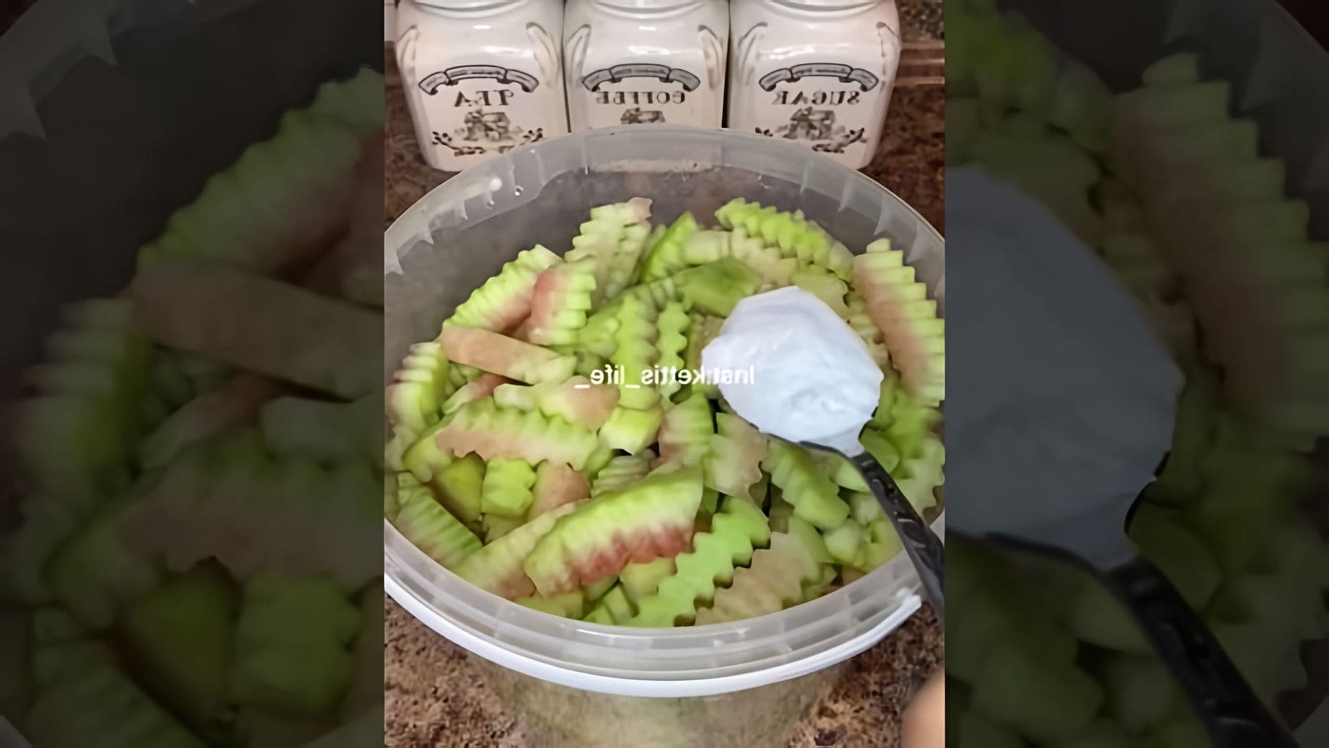 В этом видео рассказывается о необычном способе приготовления варенья из арбузных корок
