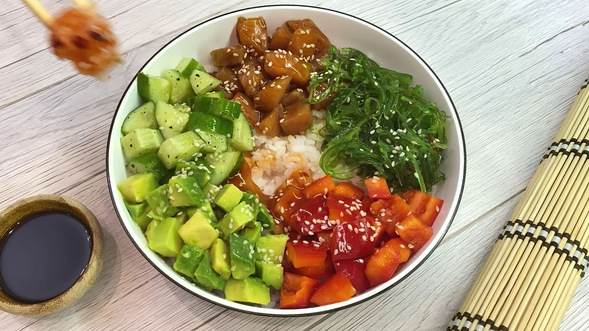 Beer and brut еда. Поке гавайское блюдо. Боул с индейкой. Боул с цыпленком. Салат поке с лососем.