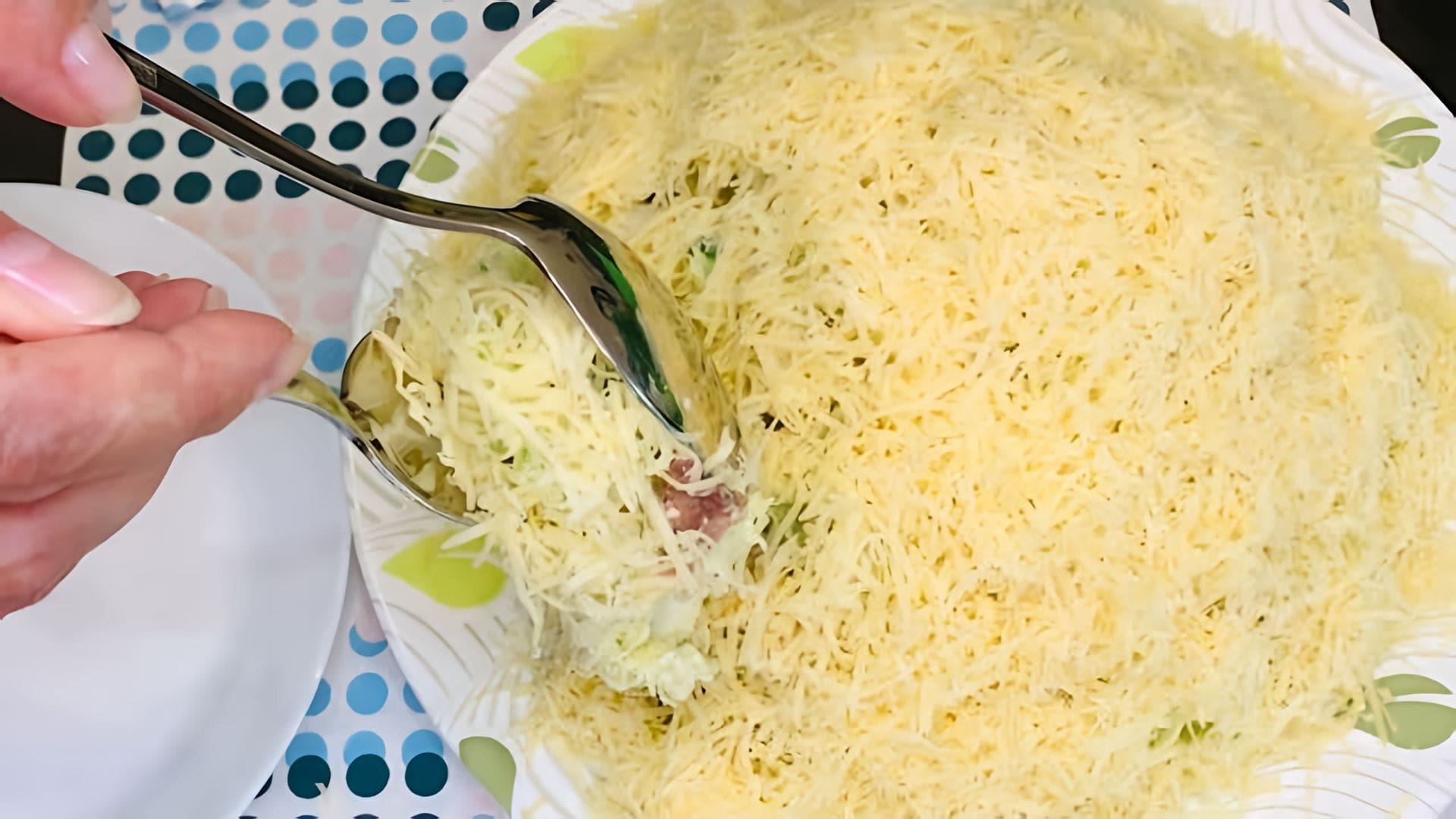 В этом видео Ольга готовит нежный салат с копченой курицей и пекинской капустой