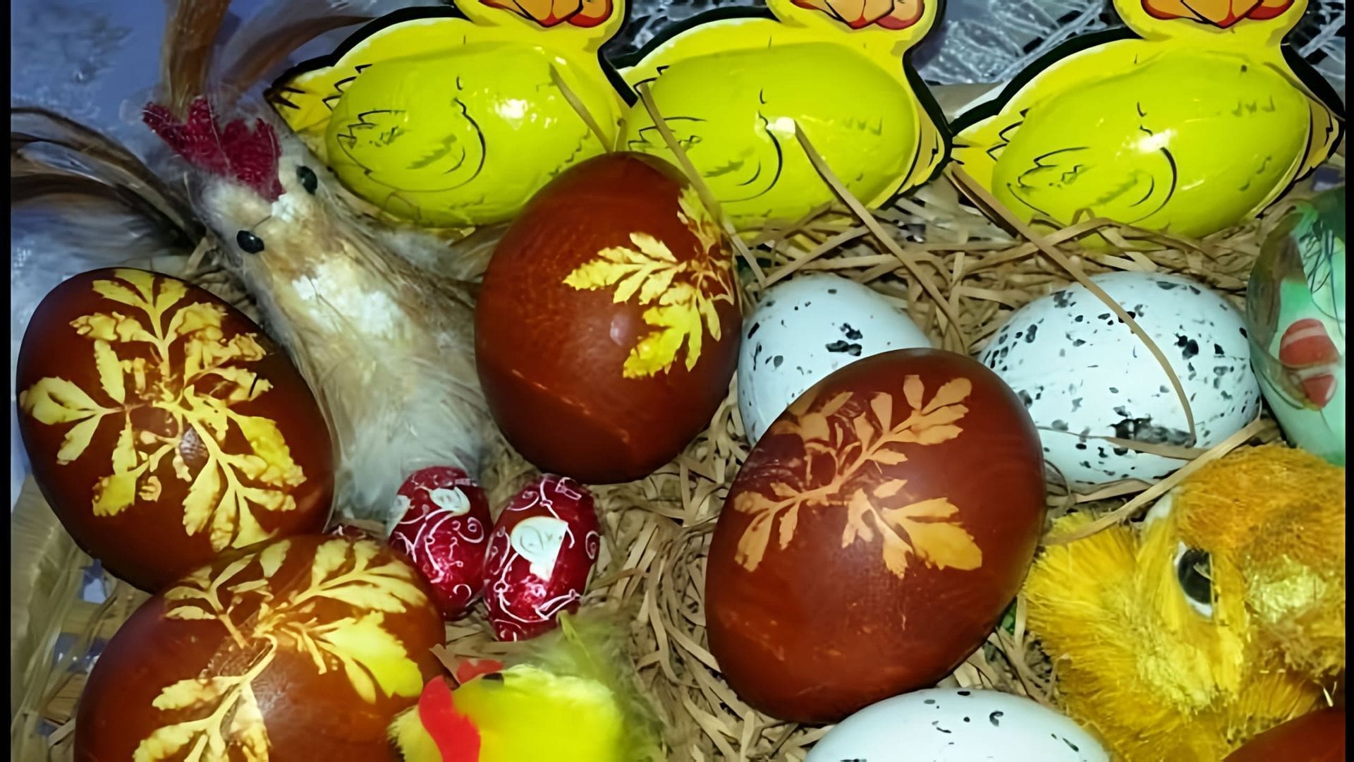 В этом видео показано, как окрасить яйца на Пасху с помощью луковой шелухи