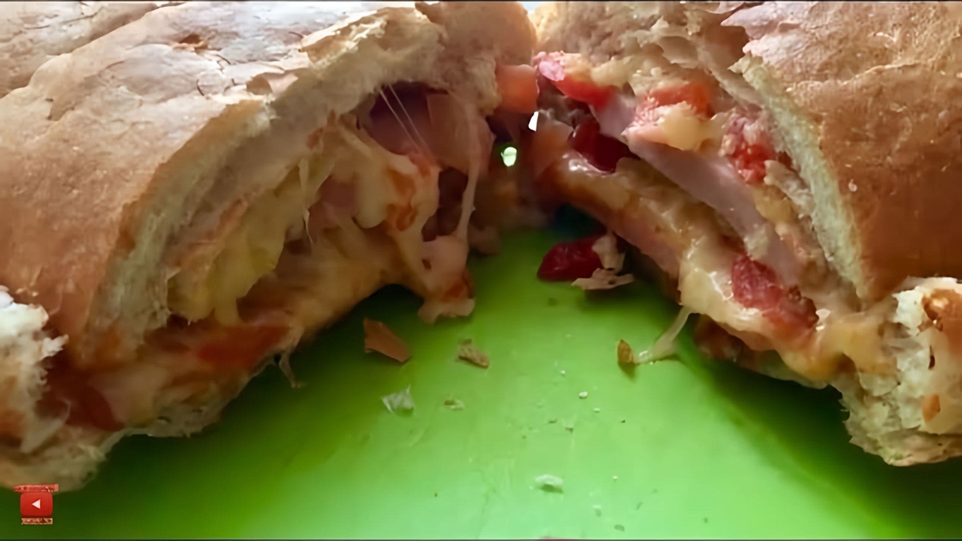 В этом видео-ролике показан процесс приготовления пиццы из хлеба в духовке