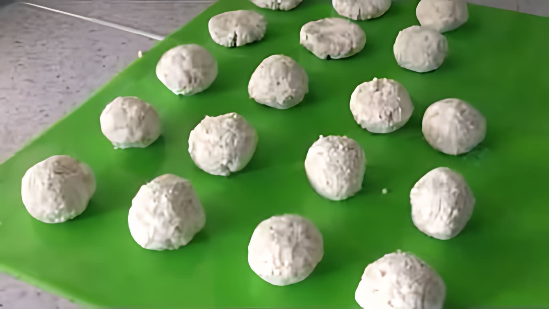 В этом видео демонстрируется процесс приготовления низкокалорийного печенья из овсяных хлопьев с творогом
