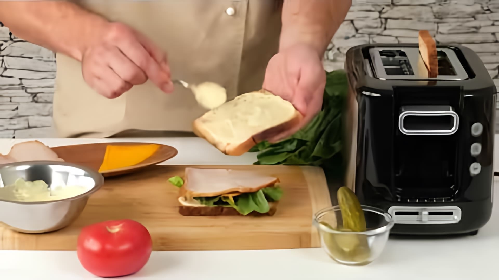 В этом видео демонстрируется процесс приготовления двух видов клаб сэндвича в тостере TT 365031 New Express от Tefal