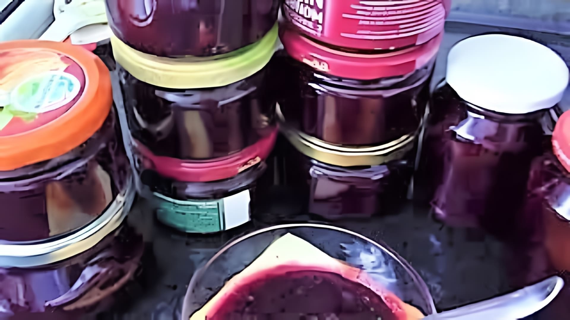 В этом видео демонстрируется процесс приготовления вишневого джема