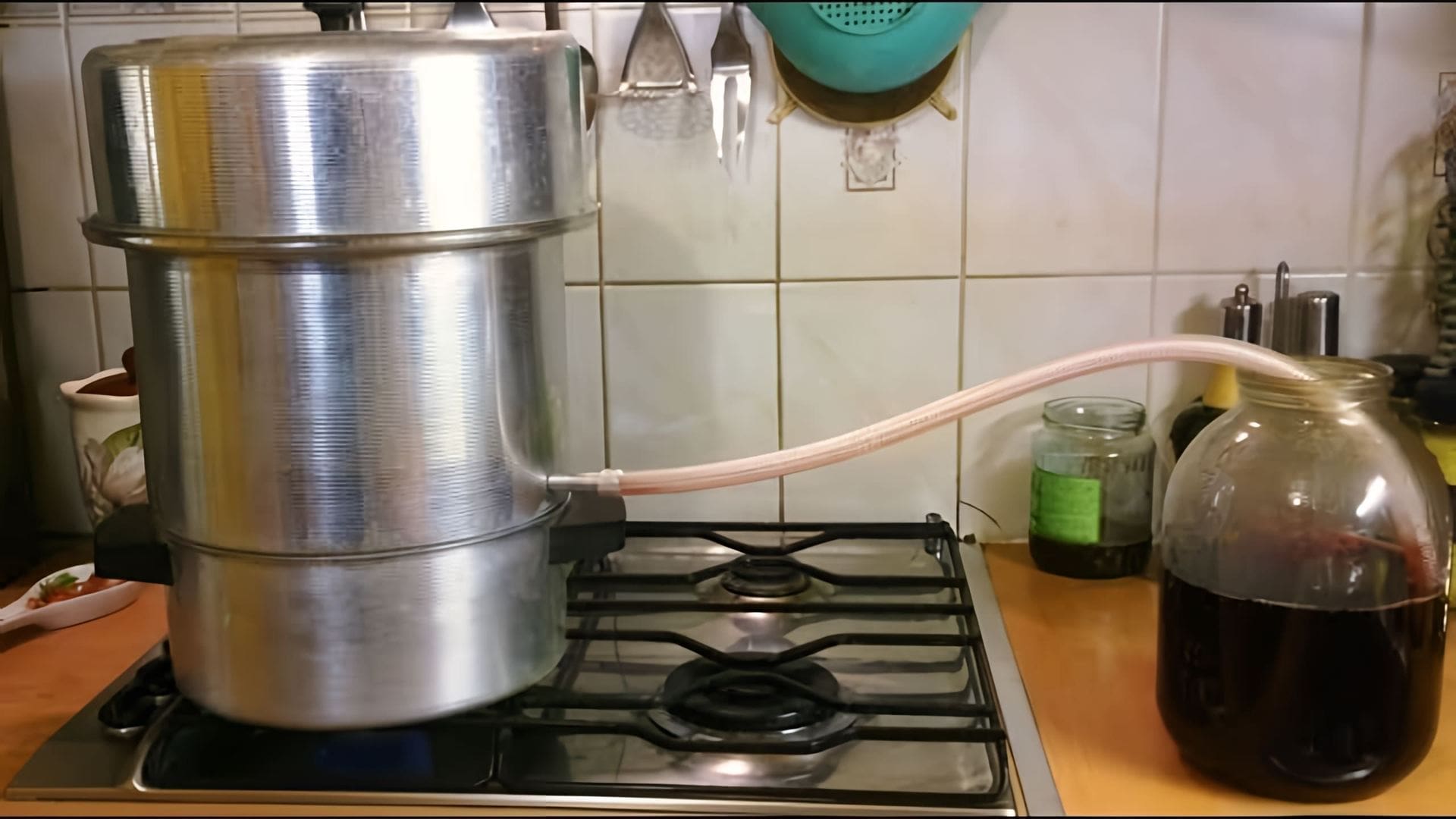 Сок из черноплодной рябины в соковарке рецепт. Сироп из черноплодной рябины. Сок черноплодки. Ягоды через соковыжималку. Яблочный сок через соковарку.