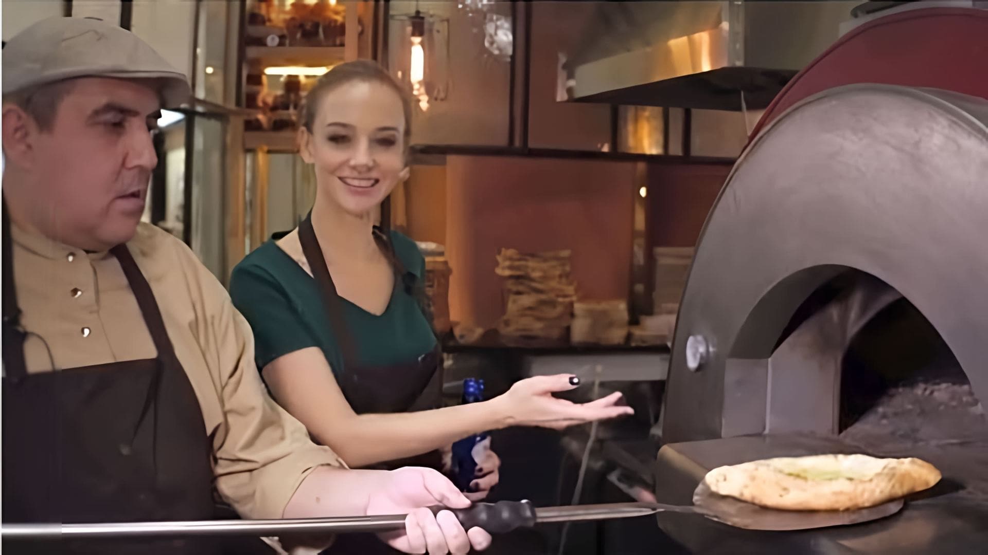 В этом видео рассказывается о приготовлении хачапури по-аджарски в ресторане "Хочу пури"