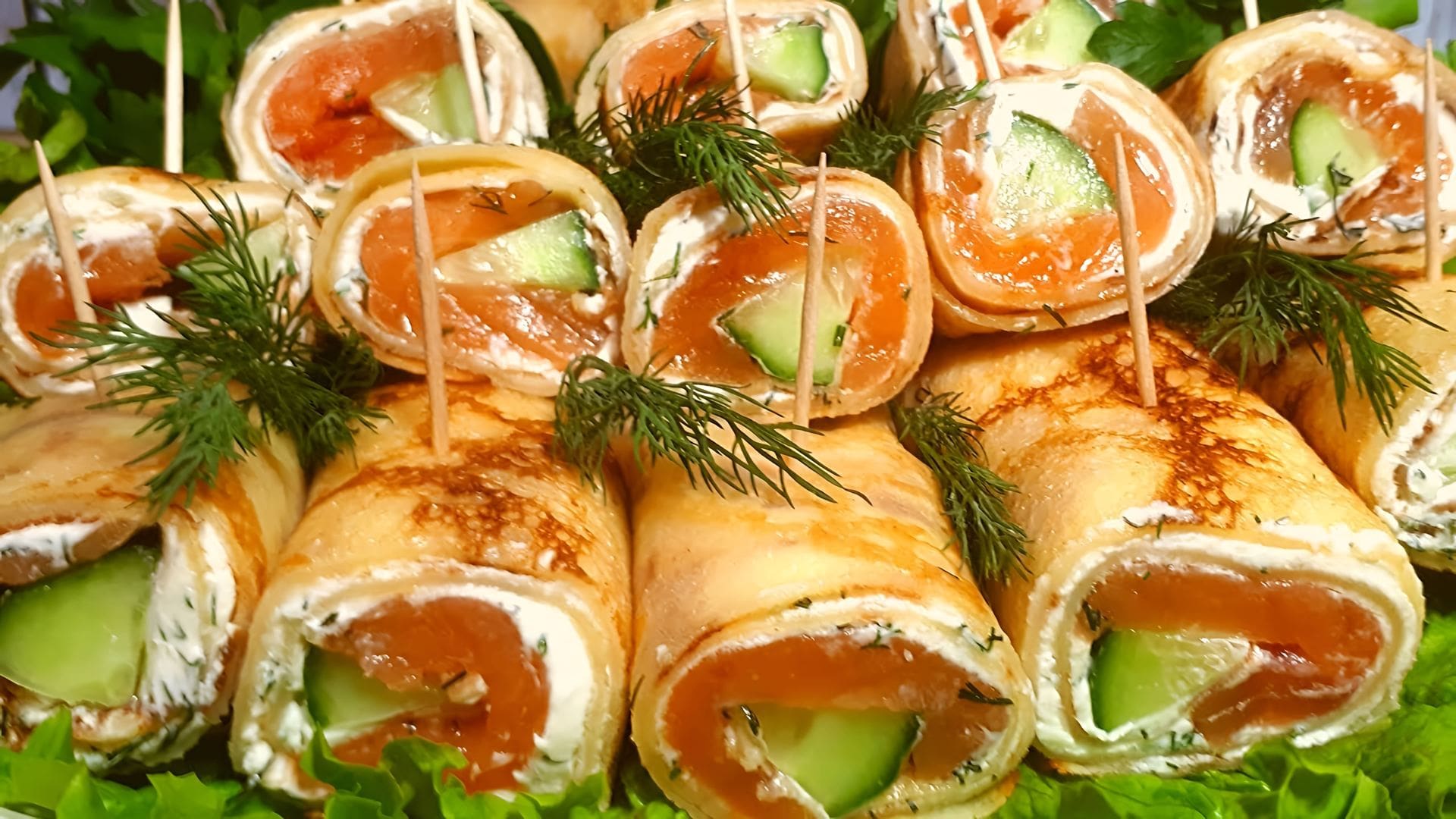 Блинчики с семгой и сыром. Блины с рыбой рулет. Блины с семгой и творожным сыром. Блины с рыбой рулет. Блинчики с красной рыбкой.