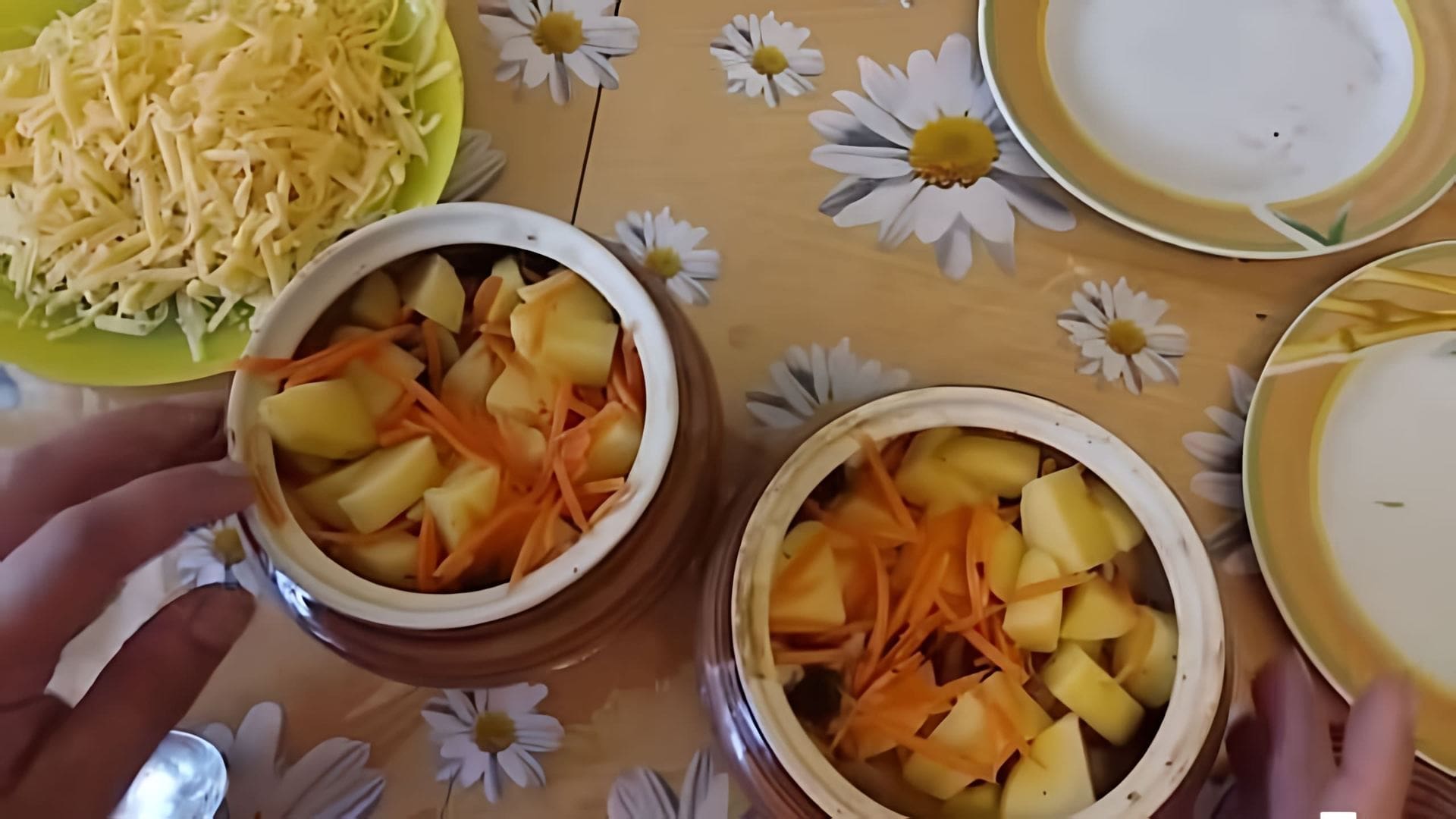 В этом видео демонстрируется процесс приготовления домашней картошки в горшочках
