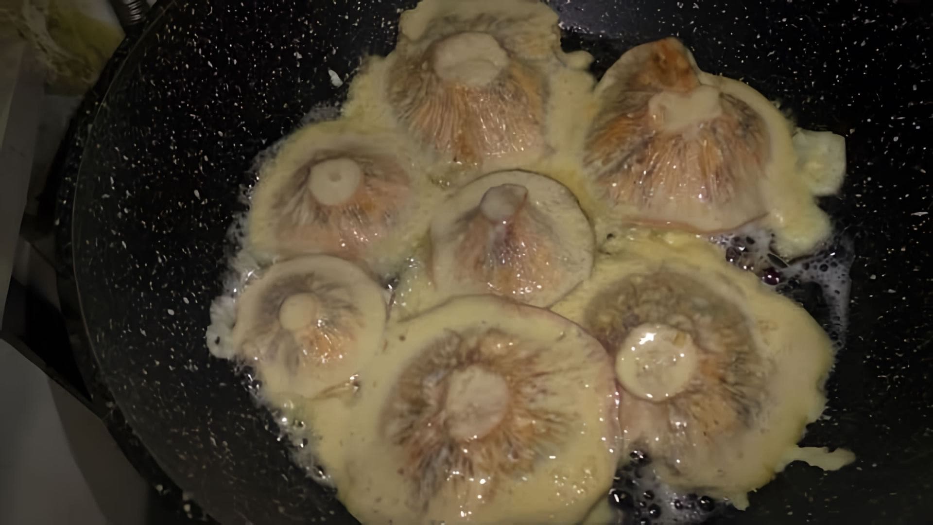 В этом видео демонстрируется процесс приготовления рыжиков в кляре на сковороде