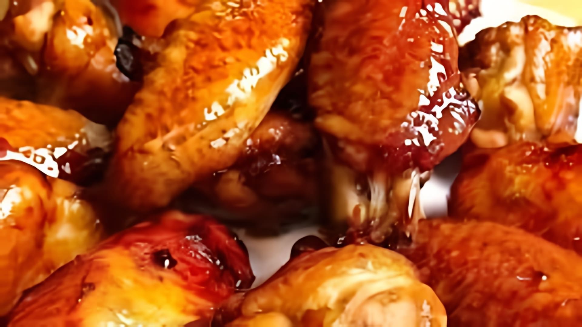 В этом видео демонстрируется процесс приготовления куриных крылышек в медово-соево-чесночном соусе