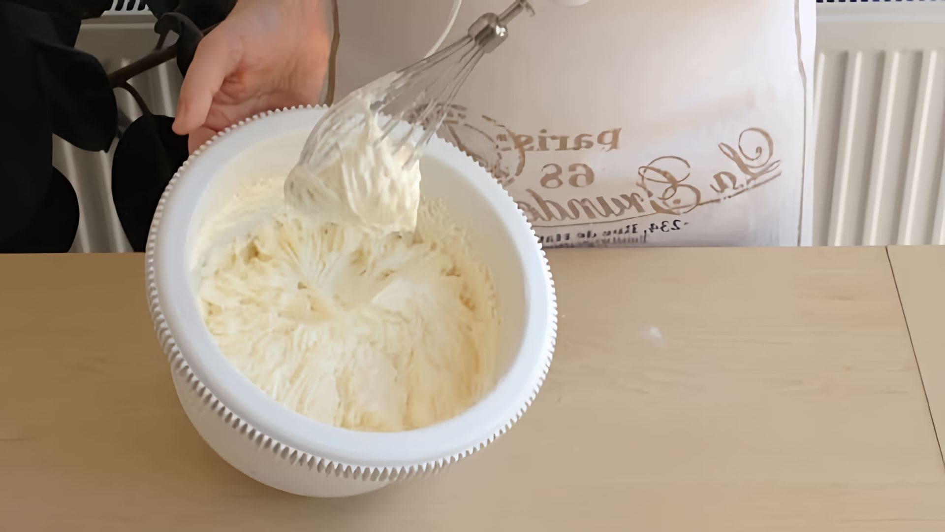 В этом видео показано, как приготовить сметанный крем из сметаны и сахарной пудры