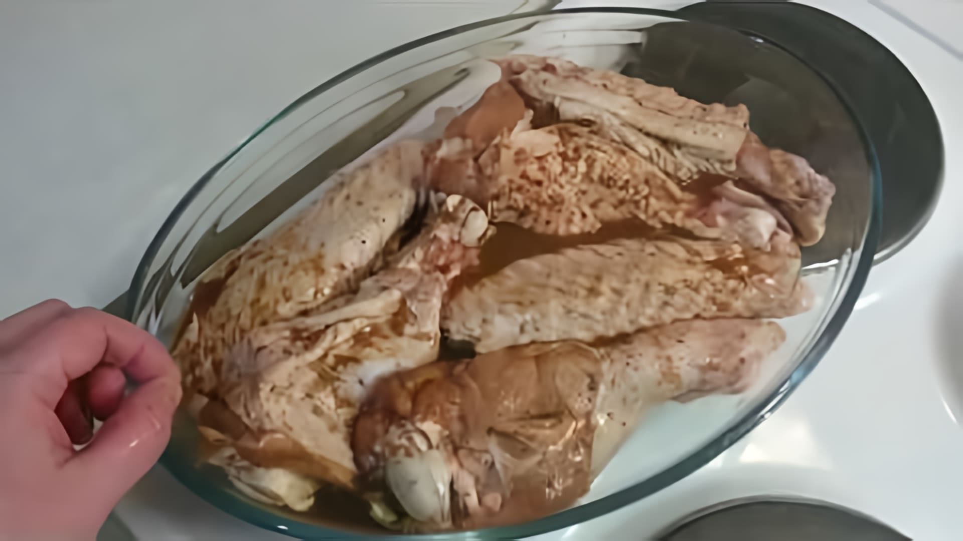 В этом видео демонстрируется процесс приготовления крыльев индейки в духовке