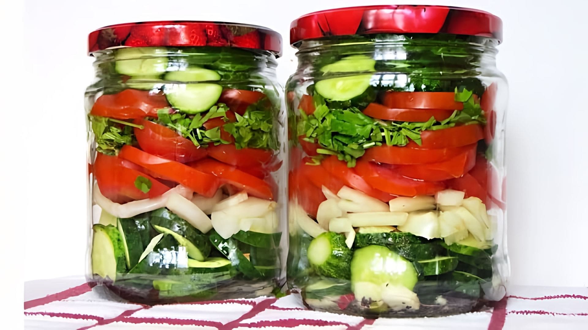 Видео как приготовить маринованный овощной салат с помидорами, огурцами и луком на зиму без консервирования или стерилизации