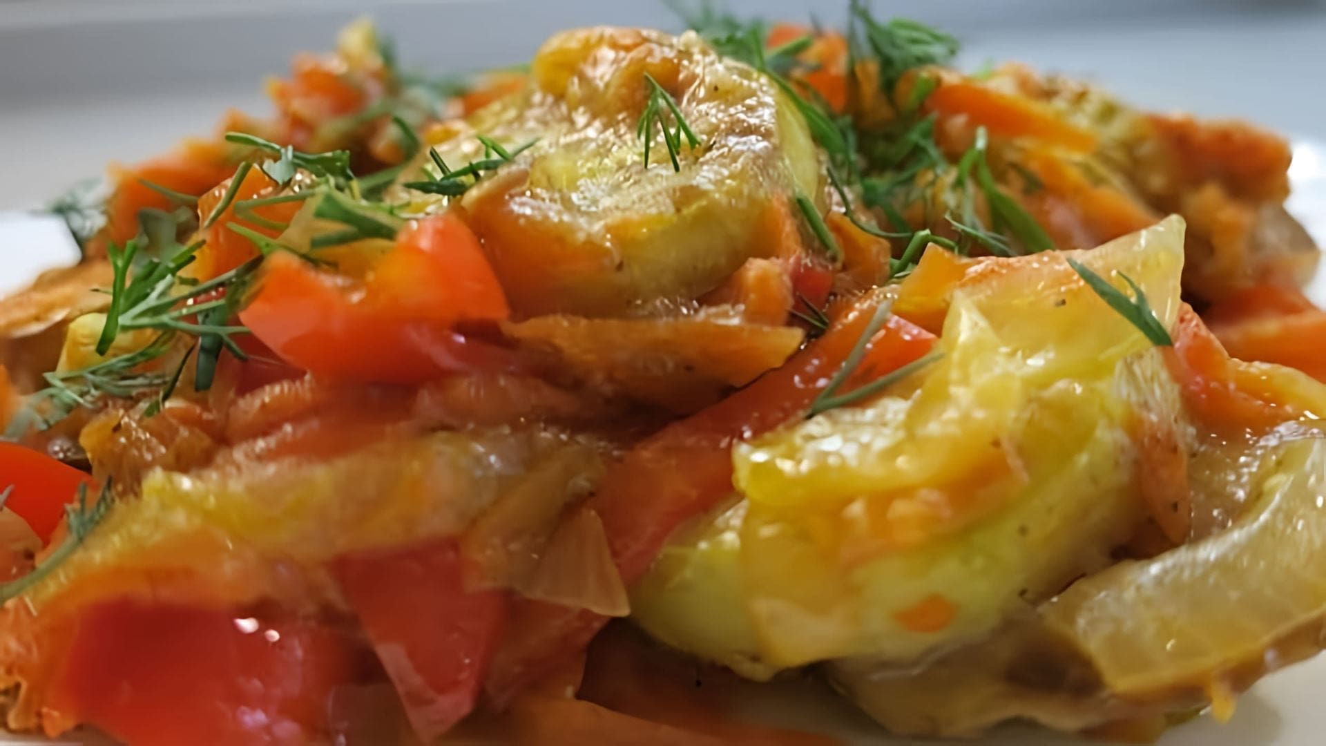 В этом видео демонстрируется рецепт приготовления тушеных кабачков с овощами