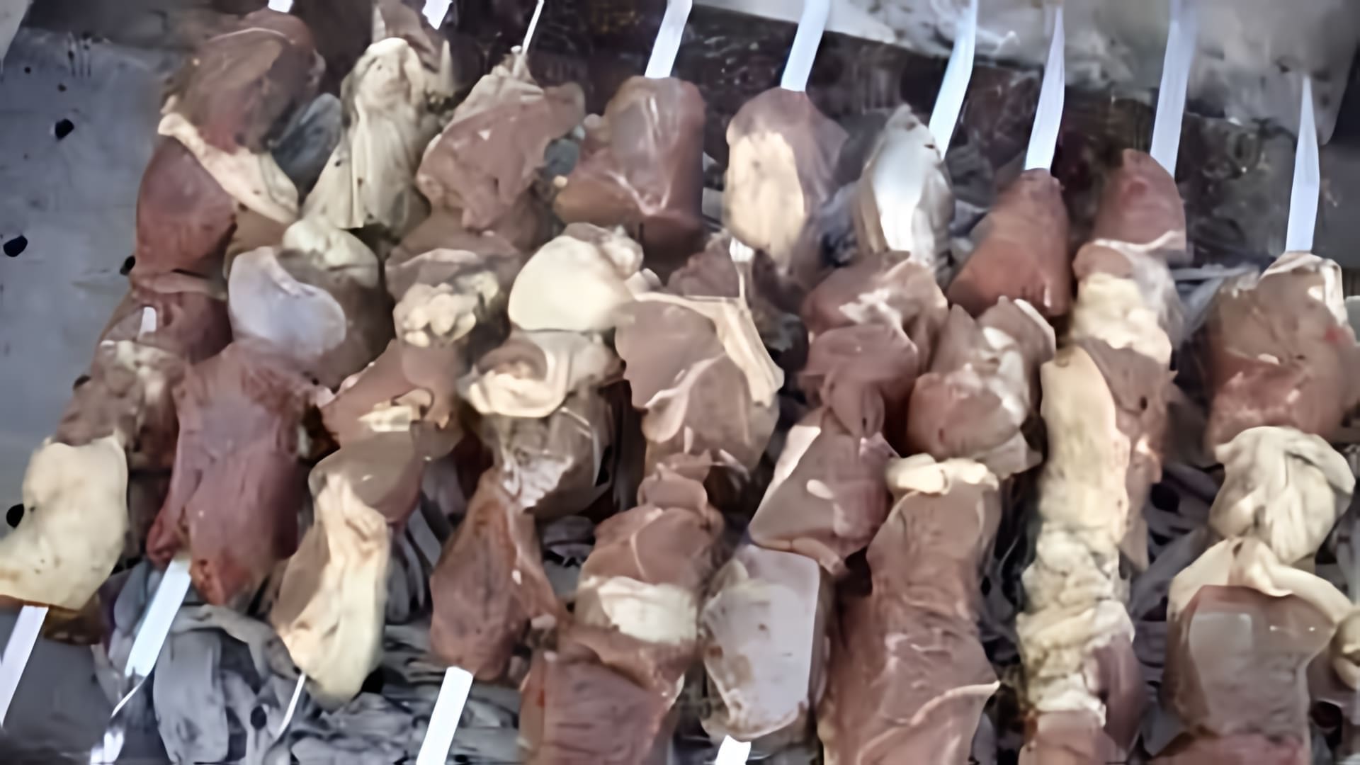 В этом видео автор показывает, как приготовить шашлык из баранины с простым, но вкусным маринадом