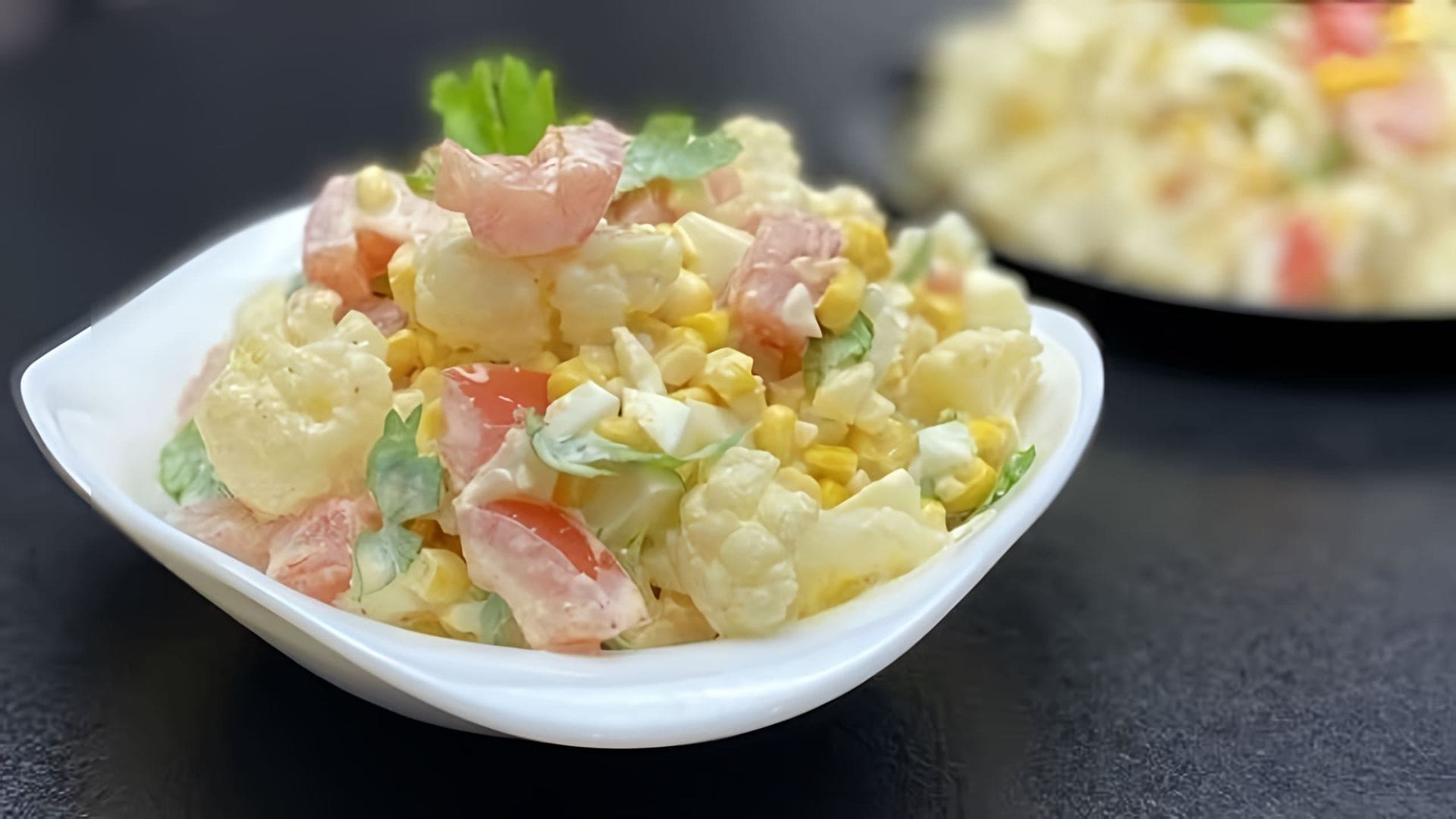 В этом видео демонстрируется процесс приготовления вкусного салата из цветной капусты