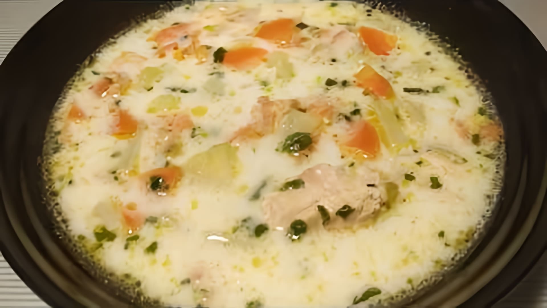 В этом видео показано, как приготовить вкусный и сытный суп из хребтов лосося со сливками