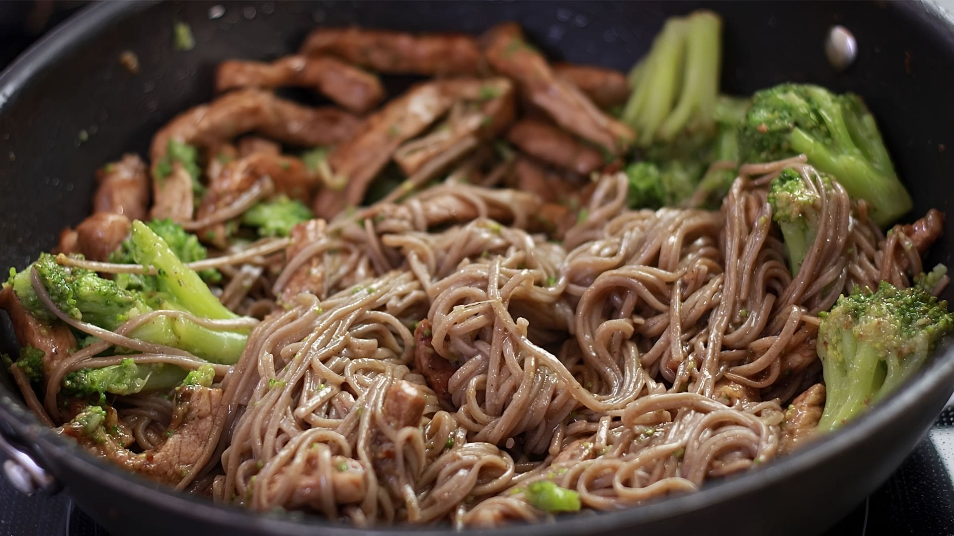 Соба со свининой и овощами рецепт. Гречневая лапша с говядиной. Крахмальная лапша со свининой. Соба со свининой рецепты. Соба со свининой в кисло сладком соусе.