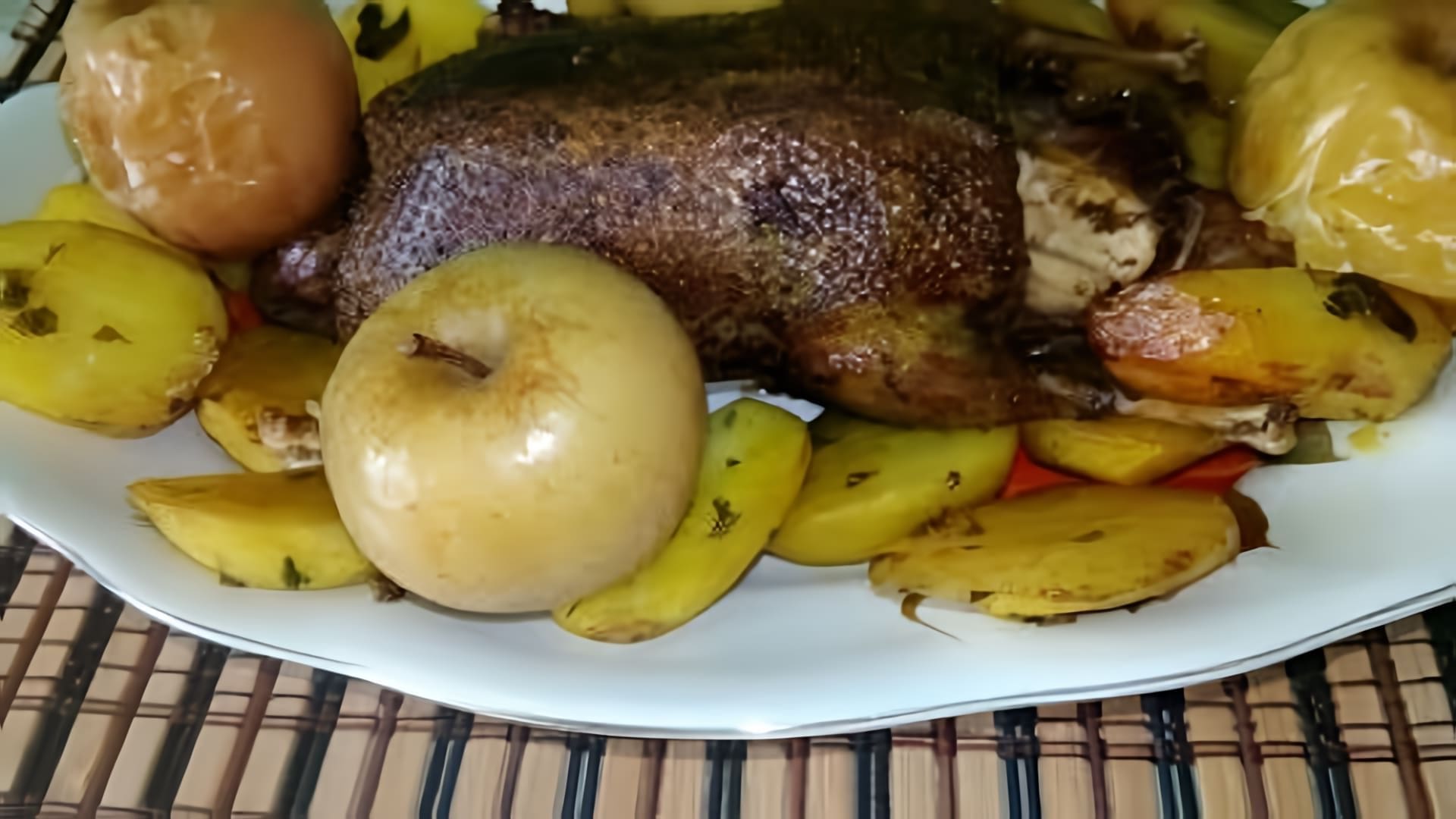 В этом видео демонстрируется процесс приготовления дикой утки с яблоками в духовке