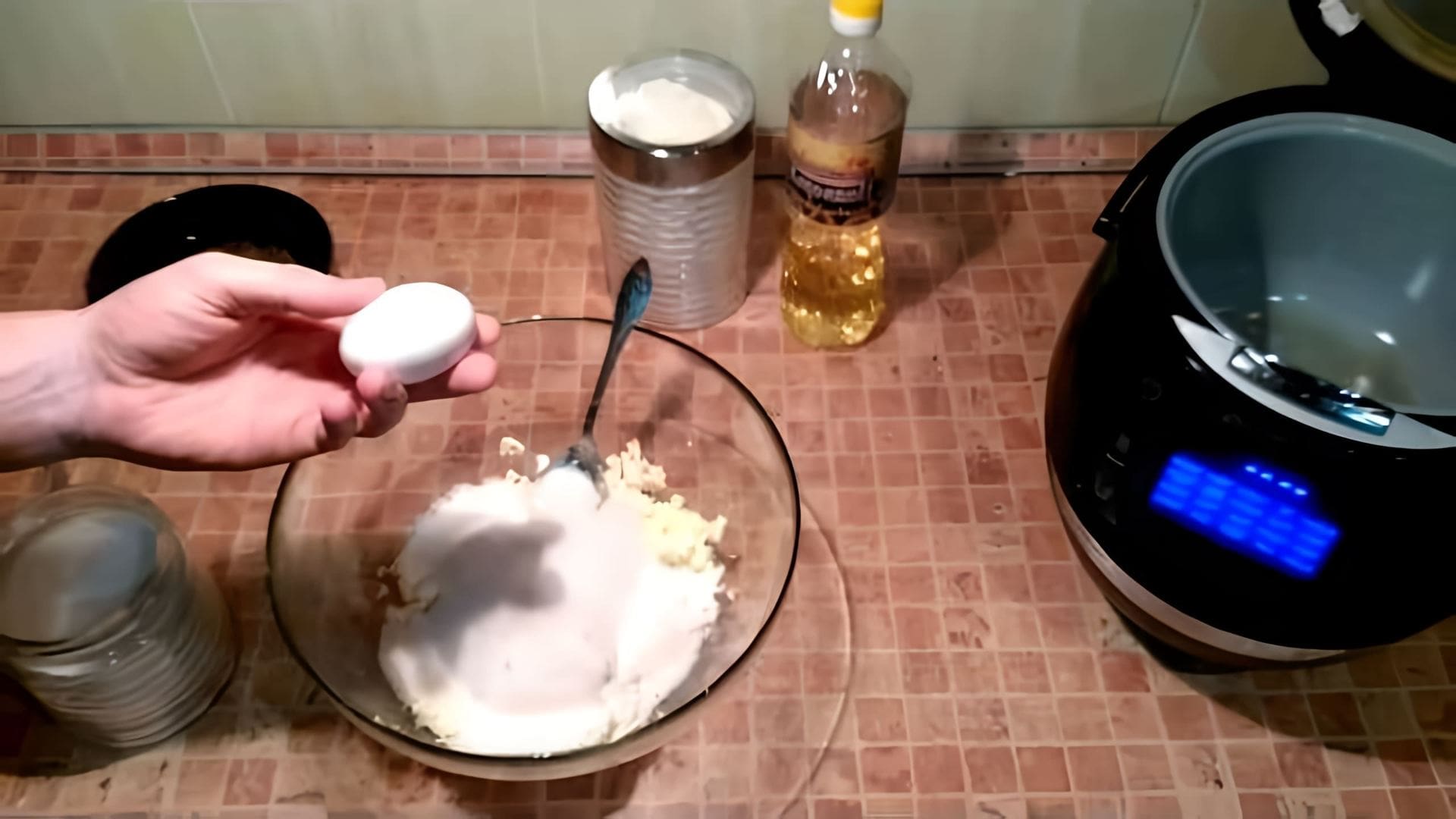 В этом видео рецепте Оля Граммов показывает, как приготовить сырники с изюмом в мультиварке