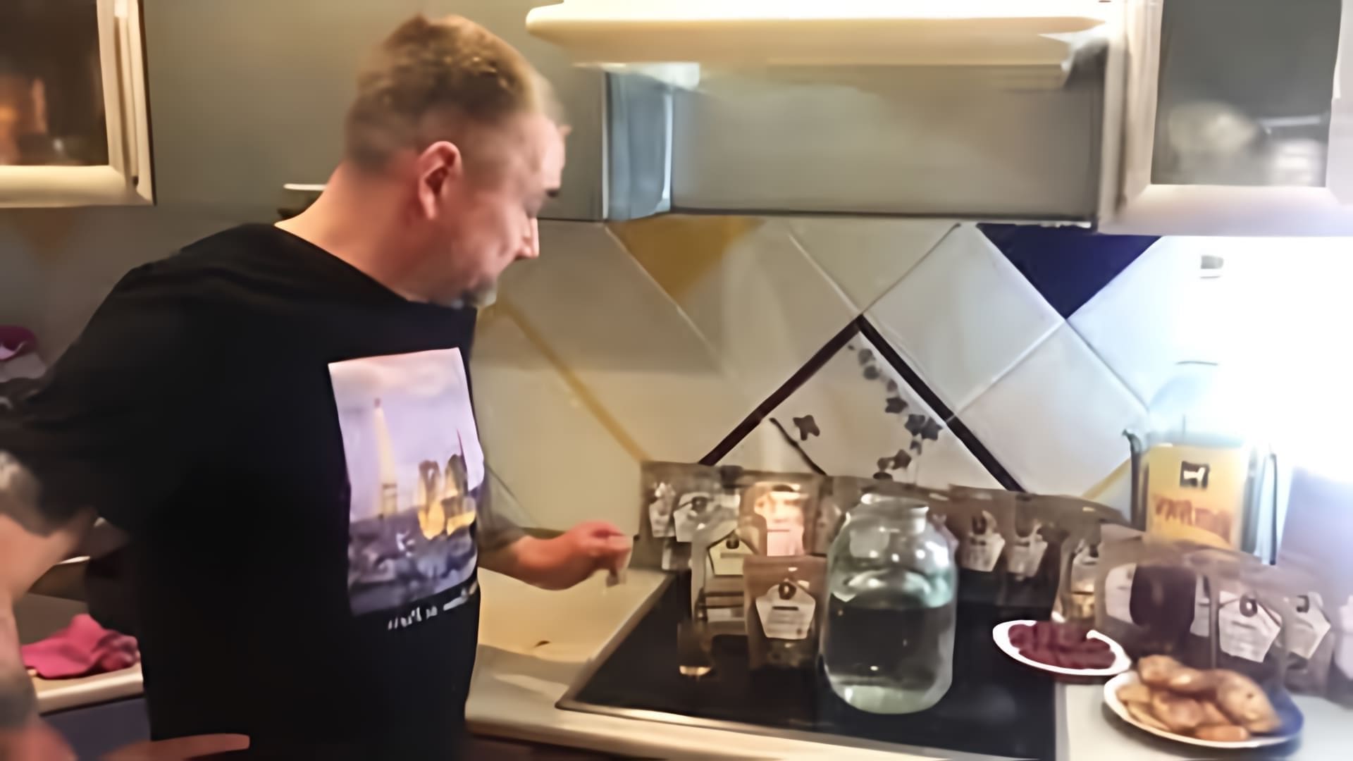 В этом видео демонстрируется процесс приготовления домашнего Хеннесси на самогоне